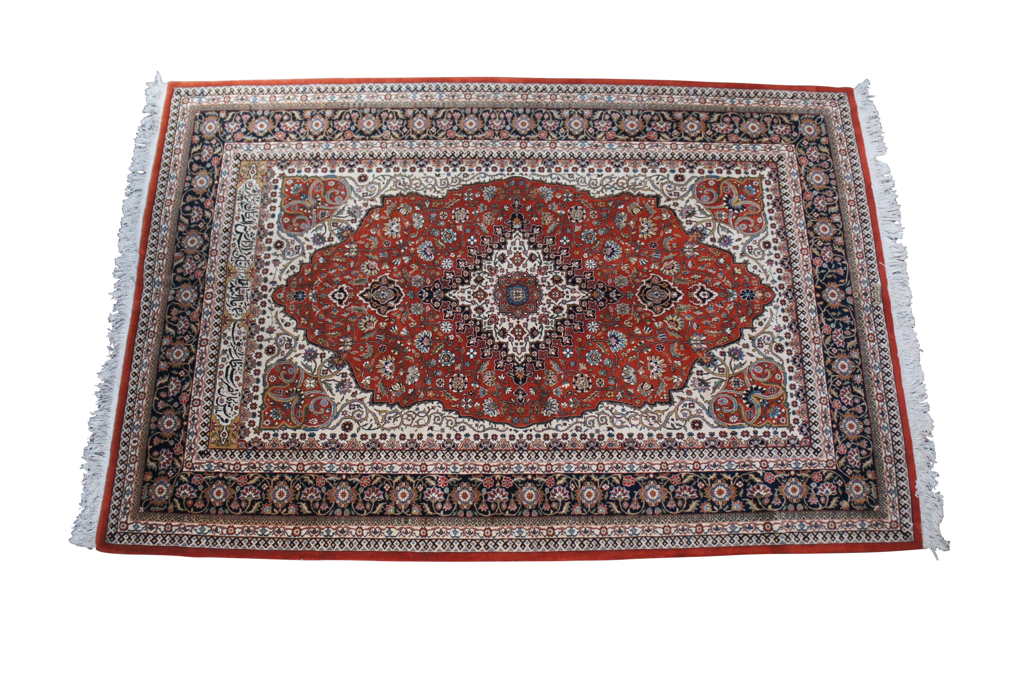 Vintage Persian Iran Tabriz Bereich Teppich oder Teppich.  Aus Wolle mit einem floralen All-Over-Muster mit zentralem Medaillon und kursiver Schrift. 289 Knoten pro Quadratzoll.  Rot, Blau, Rosa, Grün, Beige / Hellbraun, Braun.

Abmessungen:
82