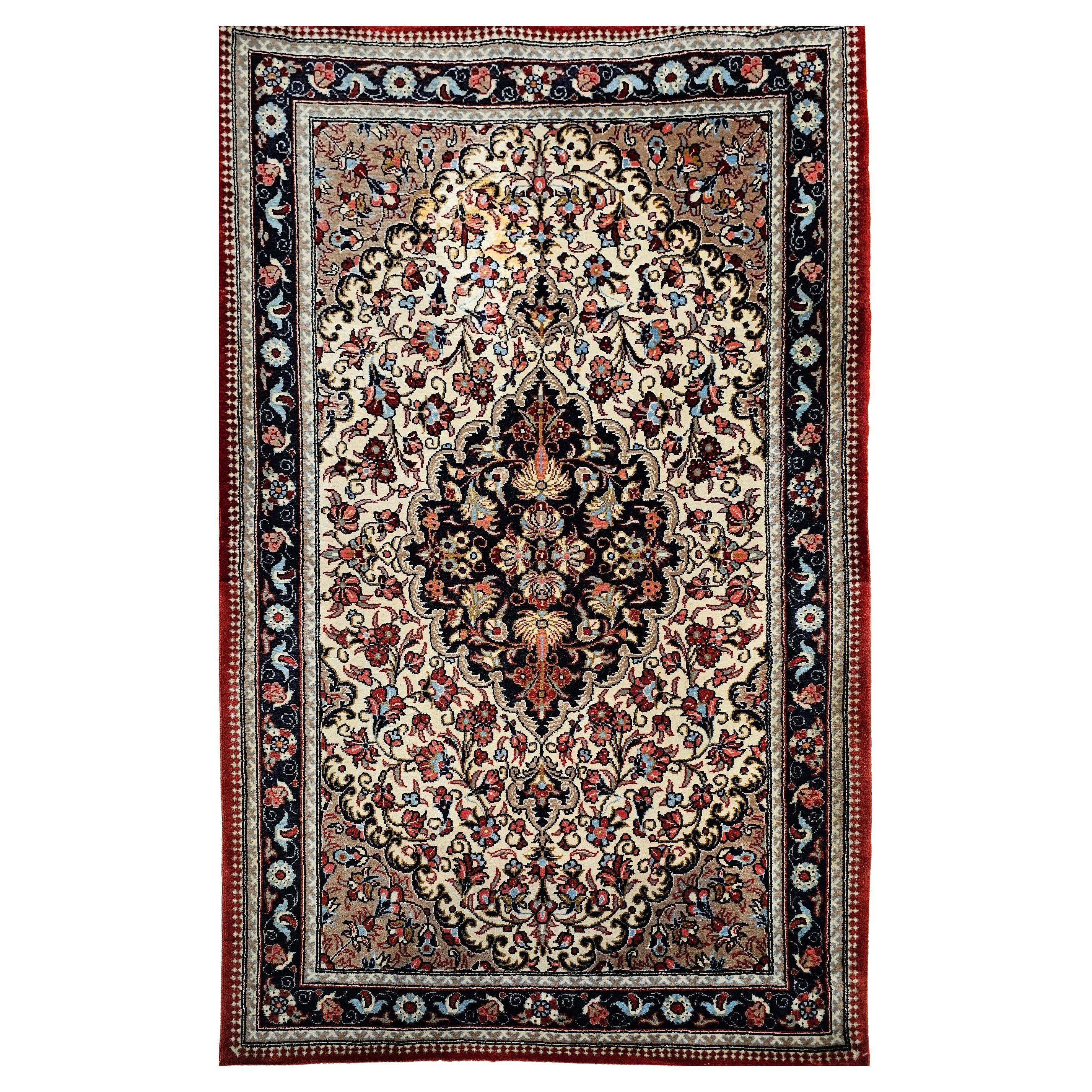 Alfombra Persa Vintage Isfahan con Motivo Floral en Marfil, Azul Marino, Rojo y Azul