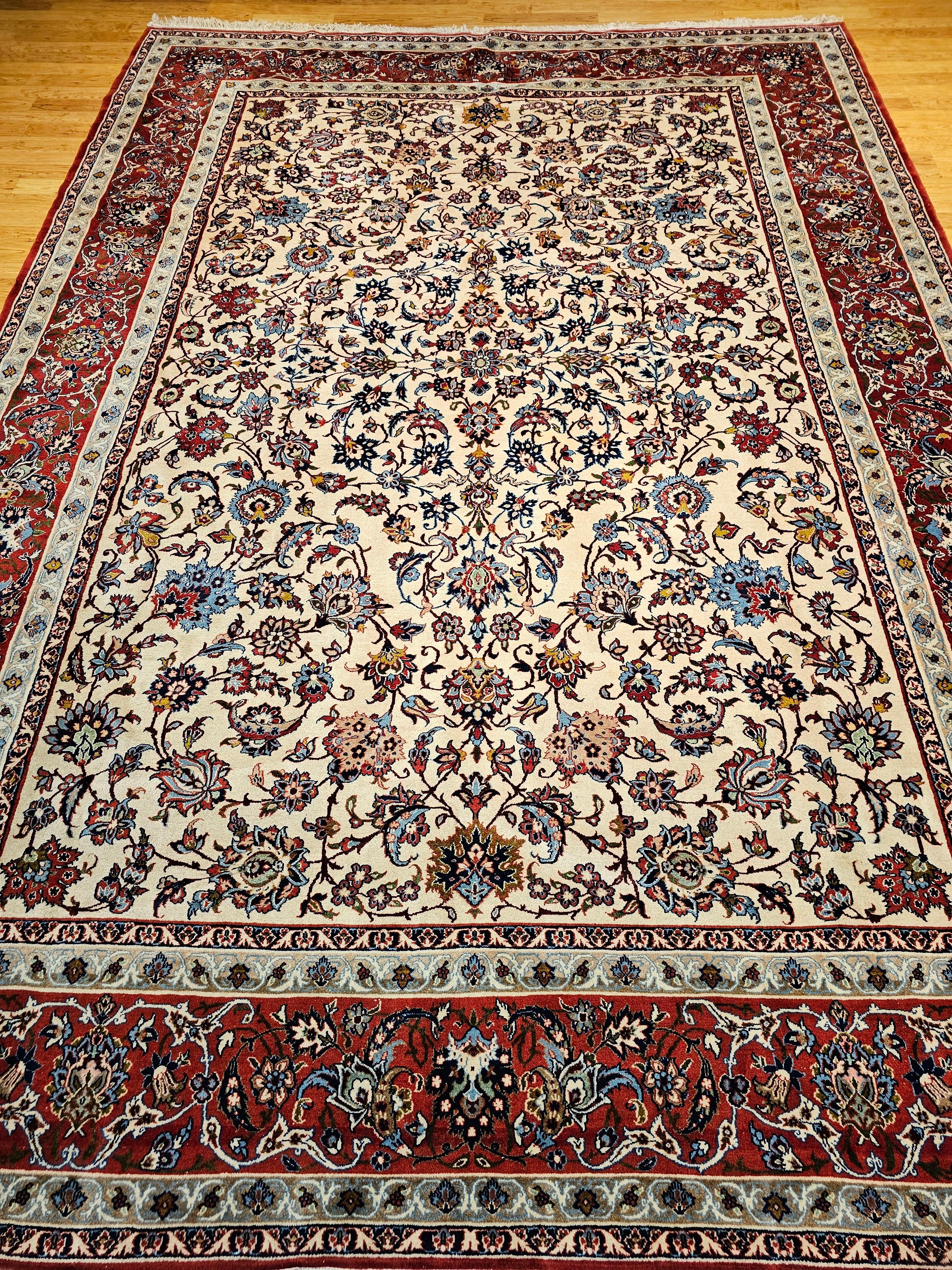 Ein exquisiter Jahrgang  Persischer Isfahan-Teppich, der Mitte des 20. Jahrhunderts mit bemerkenswerter Präzision handgeknüpft wurde. Dieses elegante Meisterwerk zeigt das berühmte 