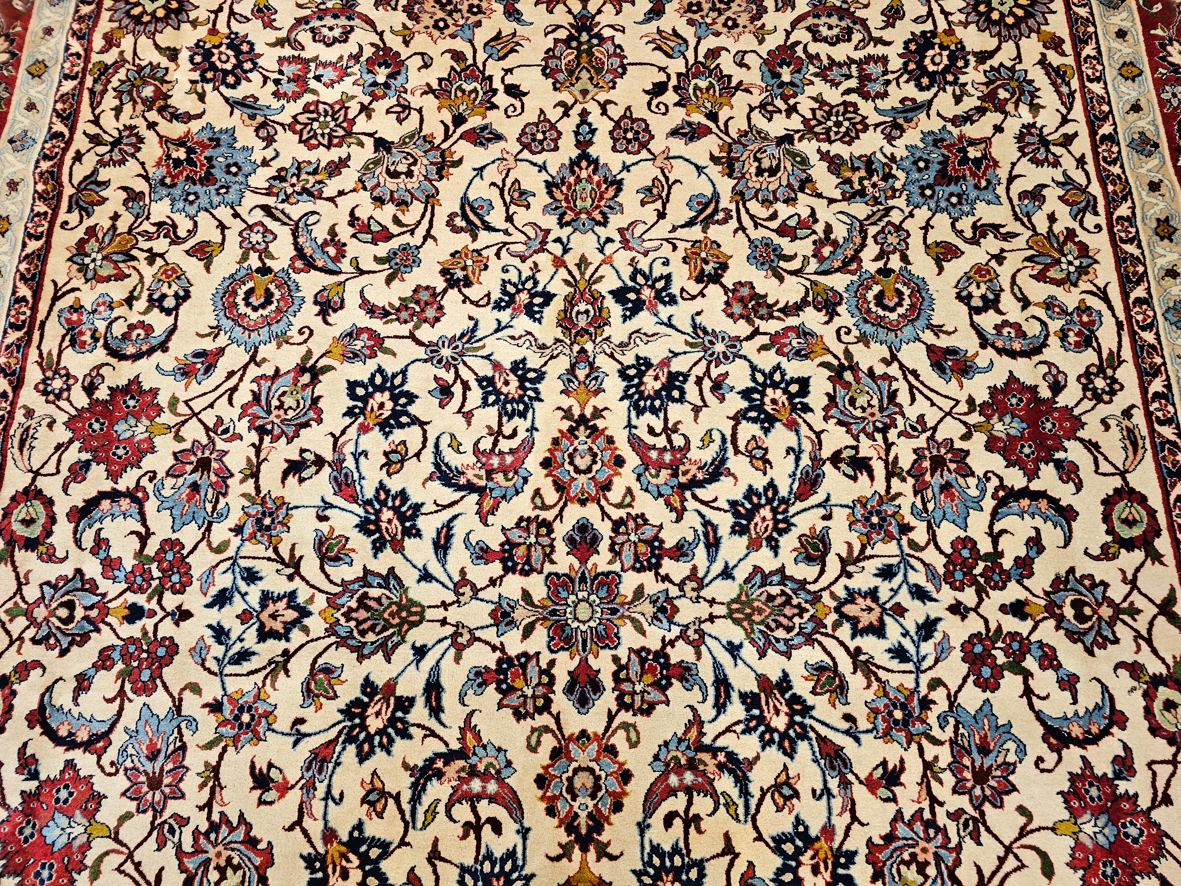Persischer Isfahan Vintage-Teppich in Zimmergröße mit Allover-Muster in Elfenbein, Rot, Blau und Blau (20. Jahrhundert) im Angebot