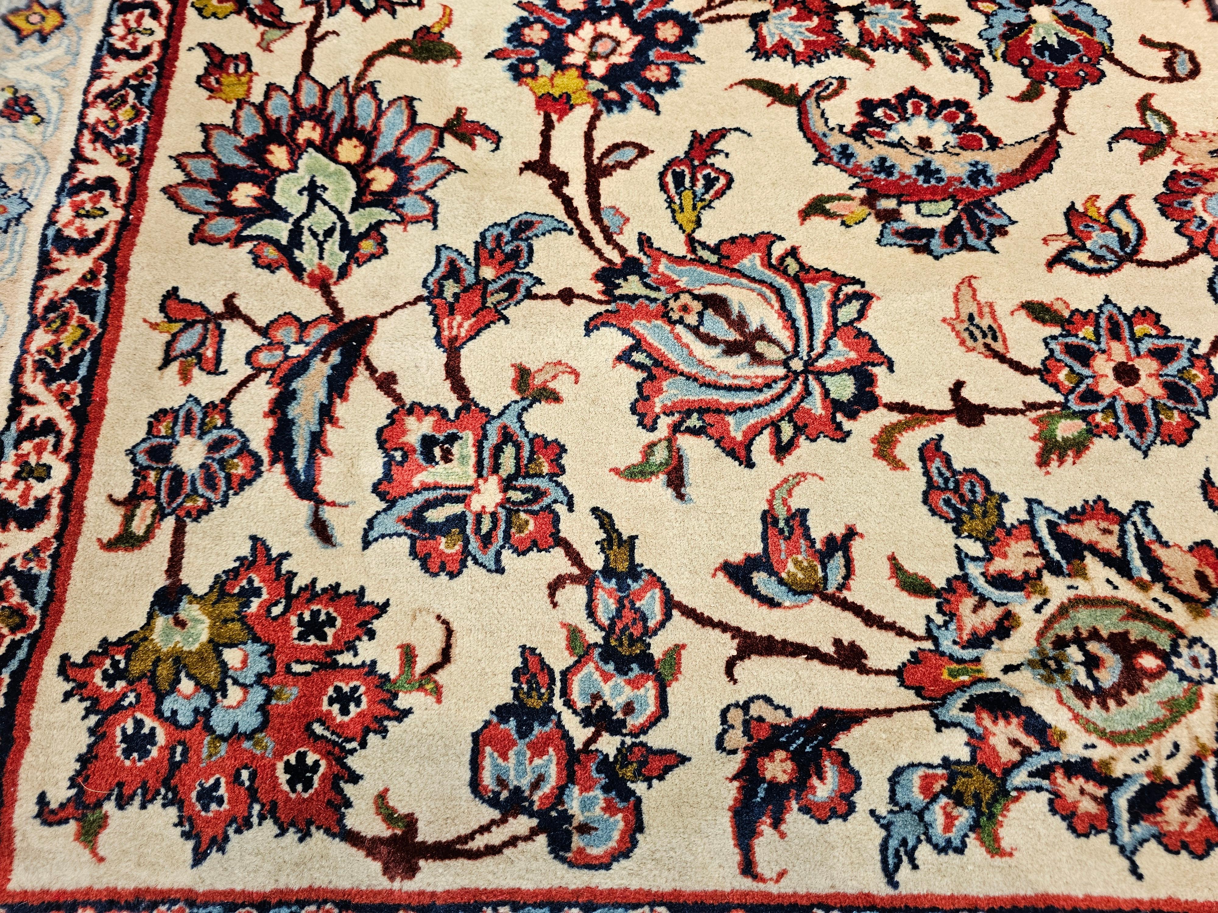 Persischer Isfahan Vintage-Teppich in Zimmergröße mit Allover-Muster in Elfenbein, Rot, Blau und Blau im Angebot 1