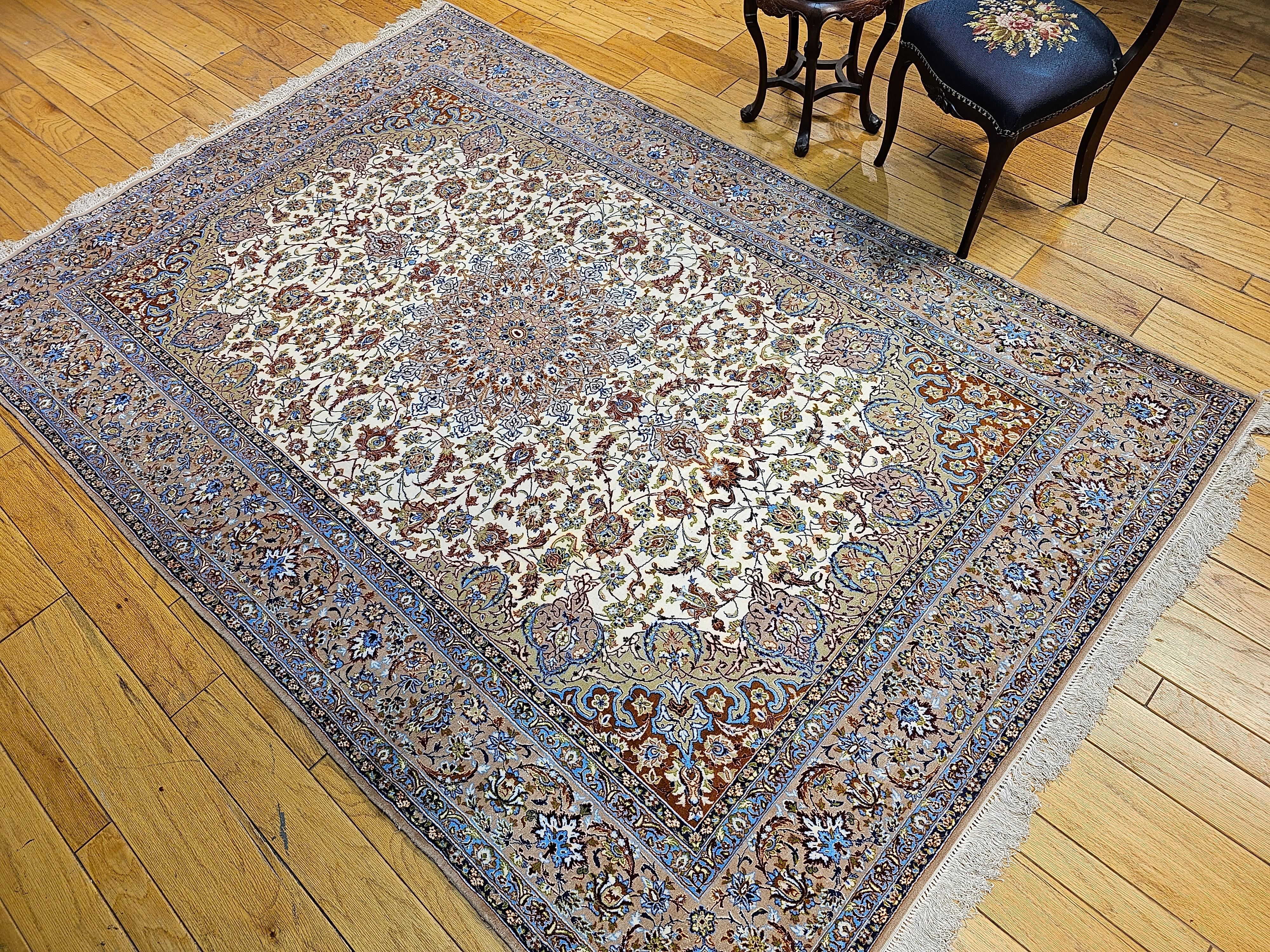 Alfombra Persa Vintage Isfahan con Motivo Floral en Marfil, Azul y Verde en venta 4