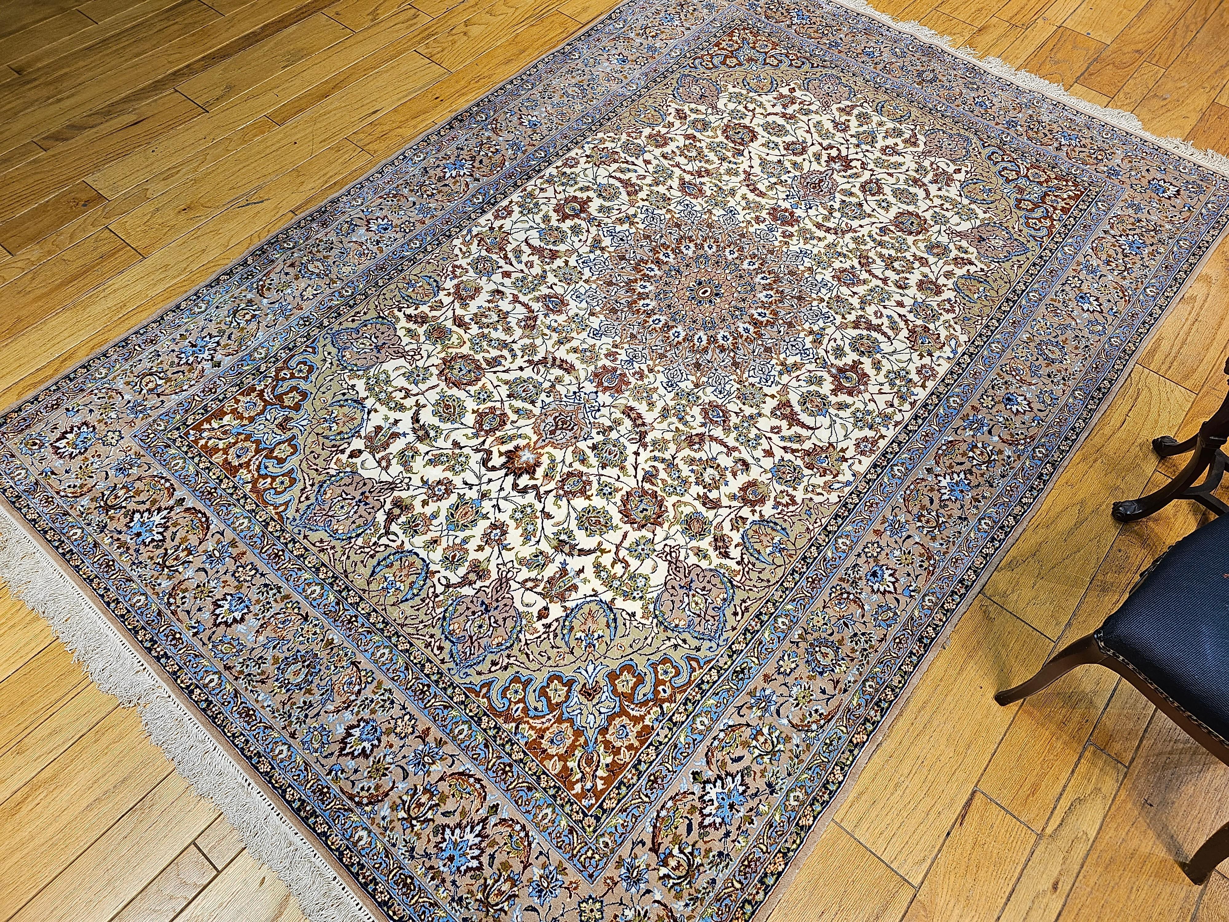 Alfombra Persa Vintage Isfahan con Motivo Floral en Marfil, Azul y Verde en venta 5