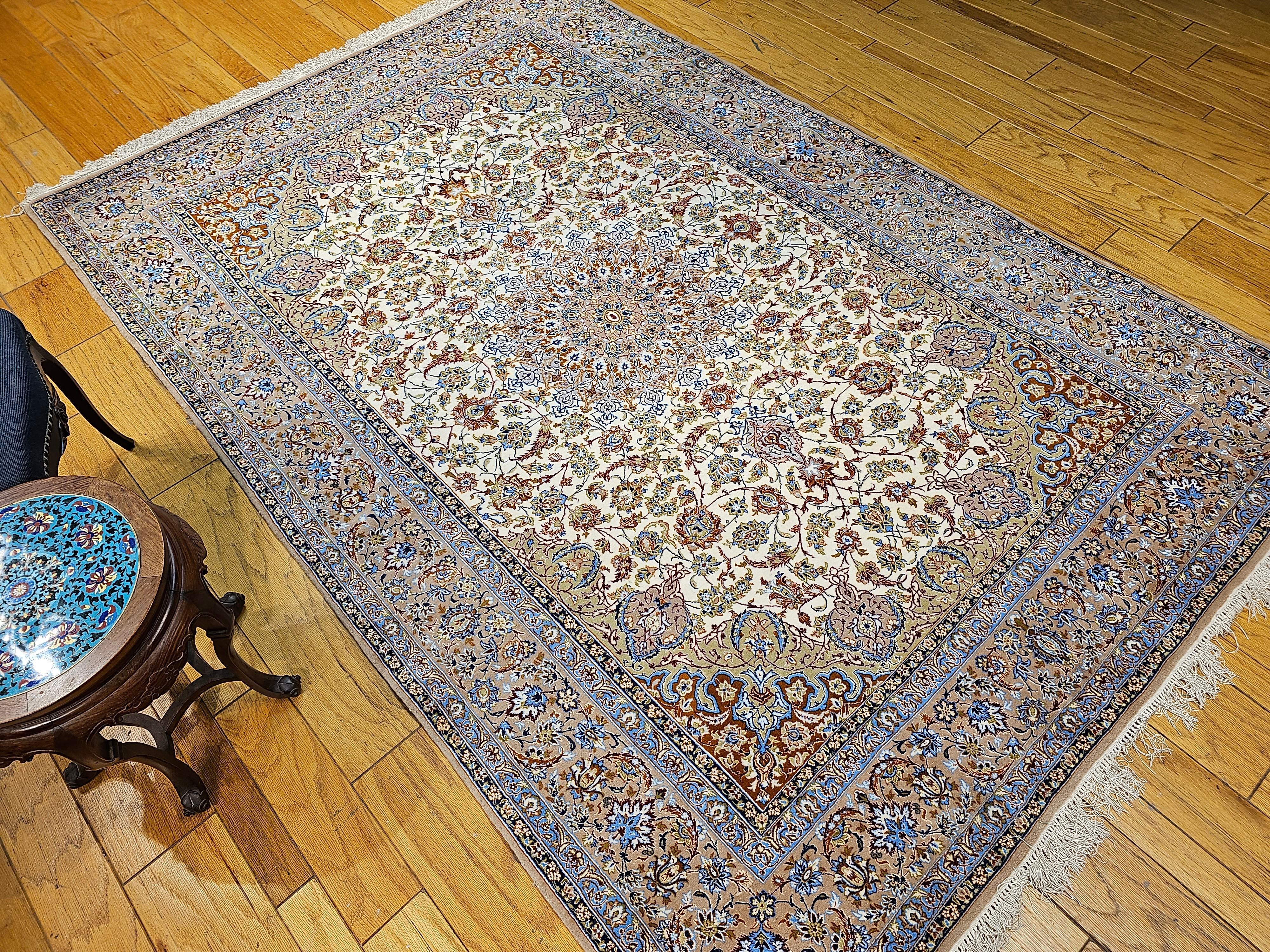 Alfombra Persa Vintage Isfahan con Motivo Floral en Marfil, Azul y Verde en venta 7