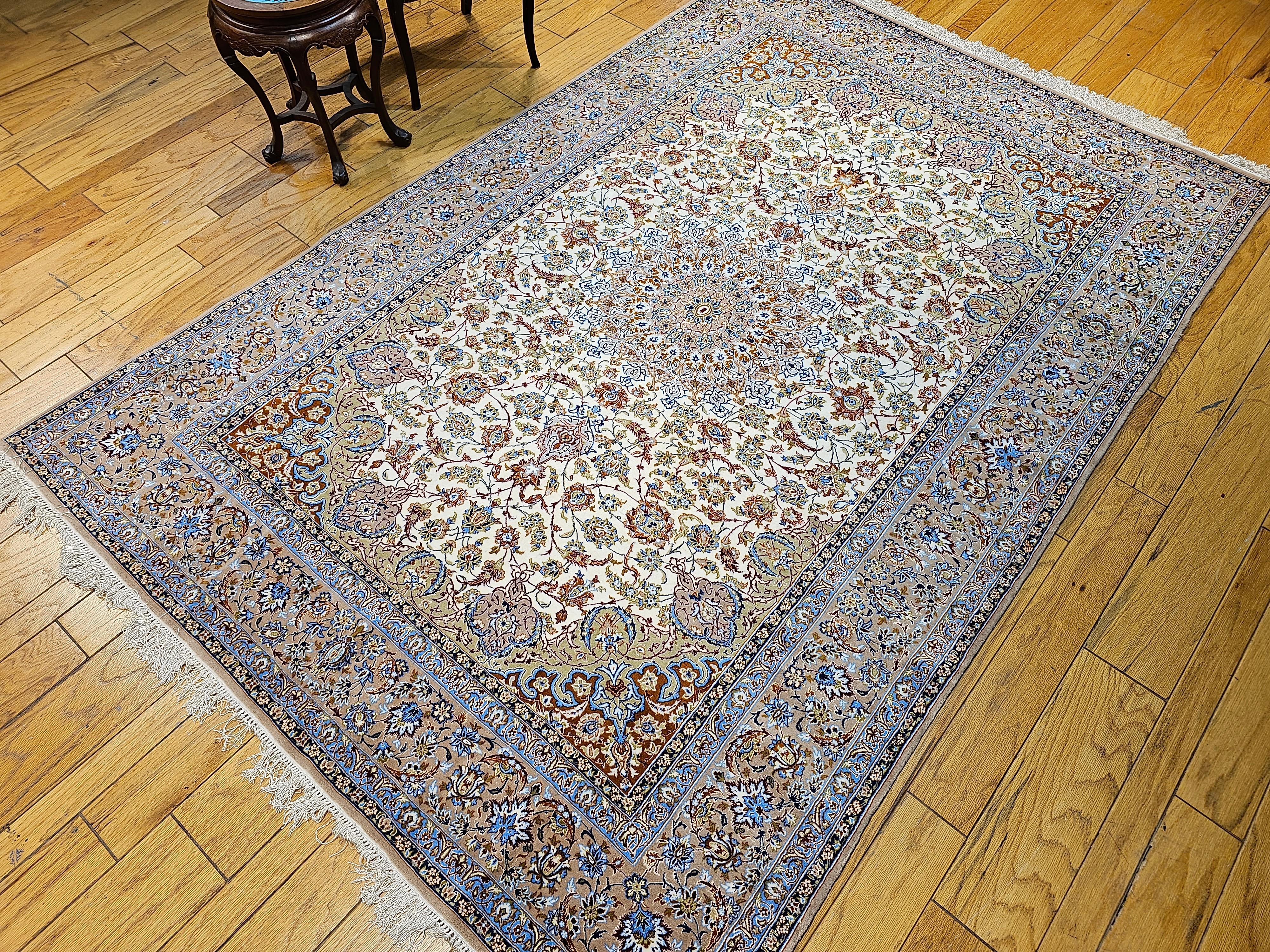 Alfombra Persa Vintage Isfahan con Motivo Floral en Marfil, Azul y Verde en venta 8