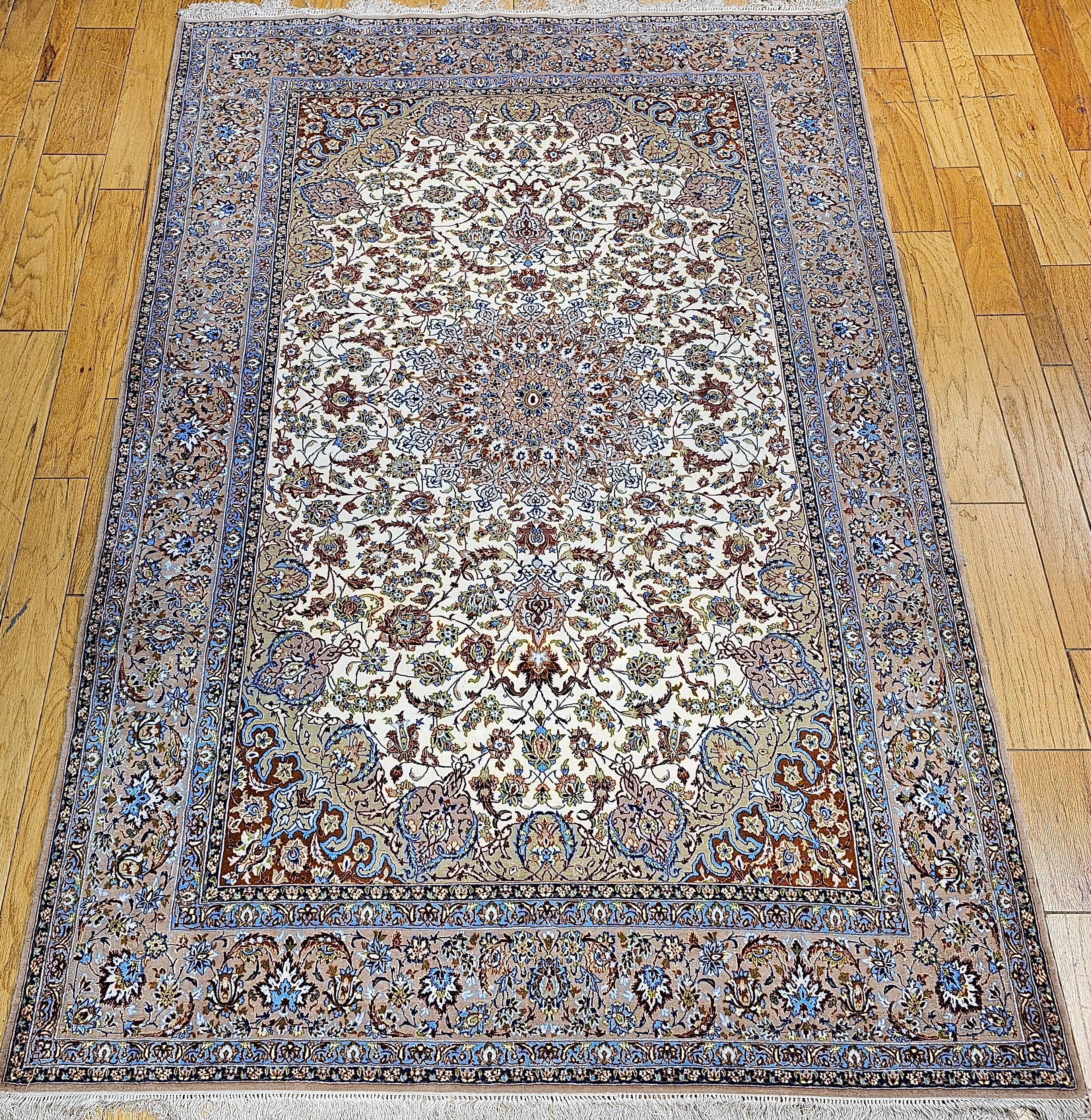 Alfombra Persa Vintage Isfahan con Motivo Floral en Marfil, Azul y Verde en venta 9