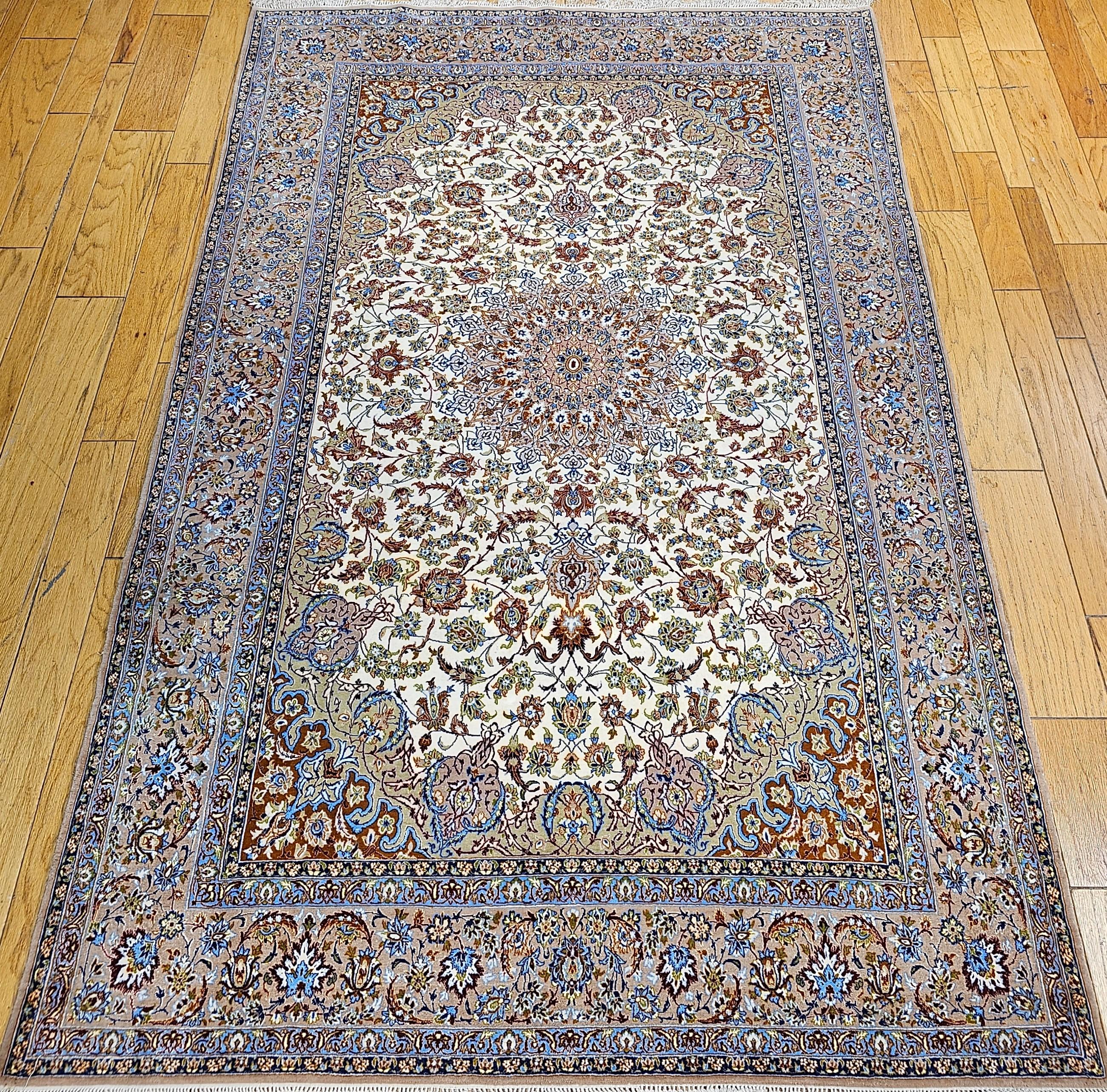 Esta exquisita alfombra persa Isfahan de finales del siglo XX, del tamaño de una habitación, muestra una artesanía magistral gracias a su fino tejido, su gran cantidad de nudos y su diseño floral atemporal. Anudada a mano con un lujoso pelo de lana