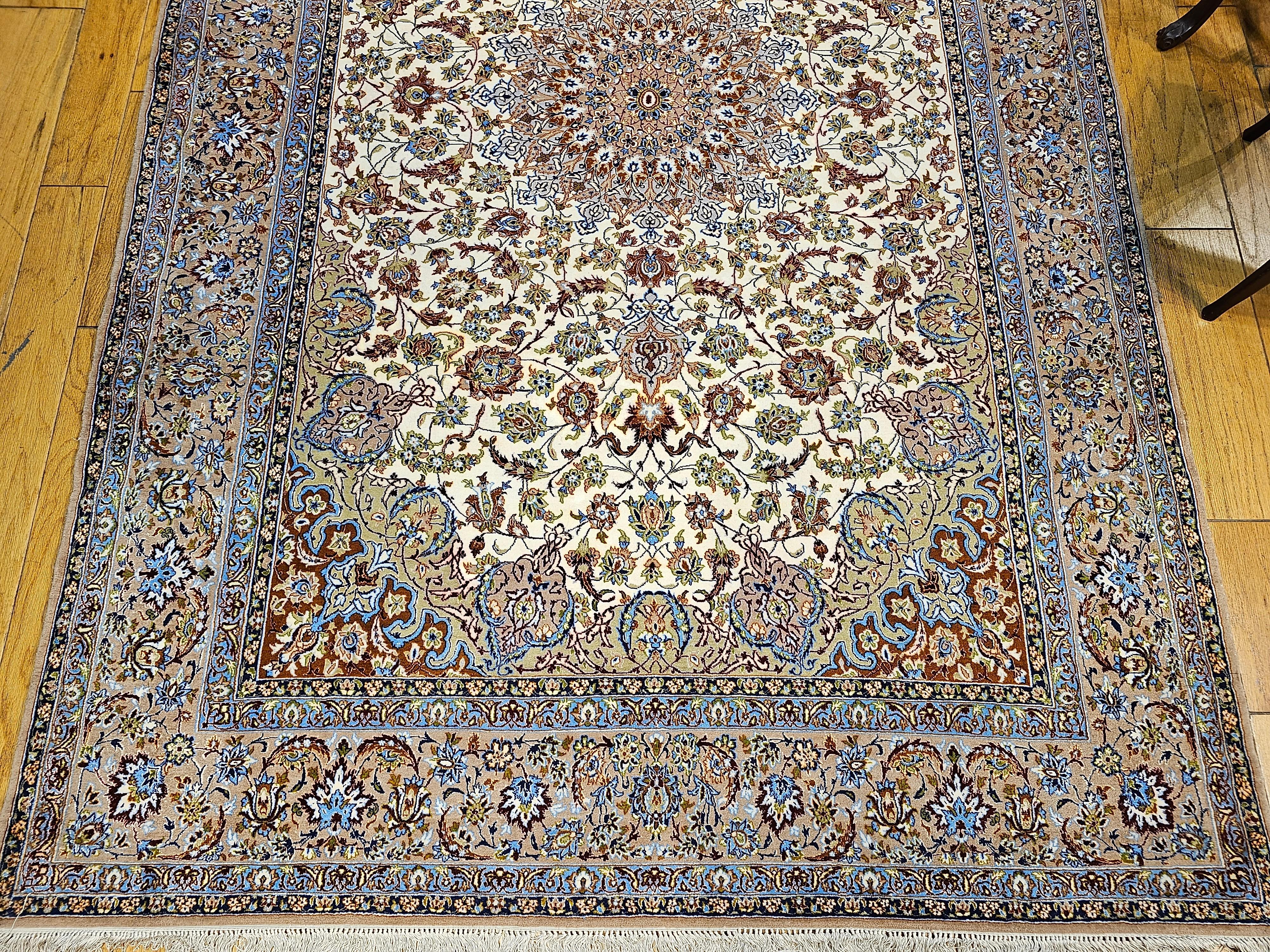 Alfombra Persa Vintage Isfahan con Motivo Floral en Marfil, Azul y Verde siglo XX en venta