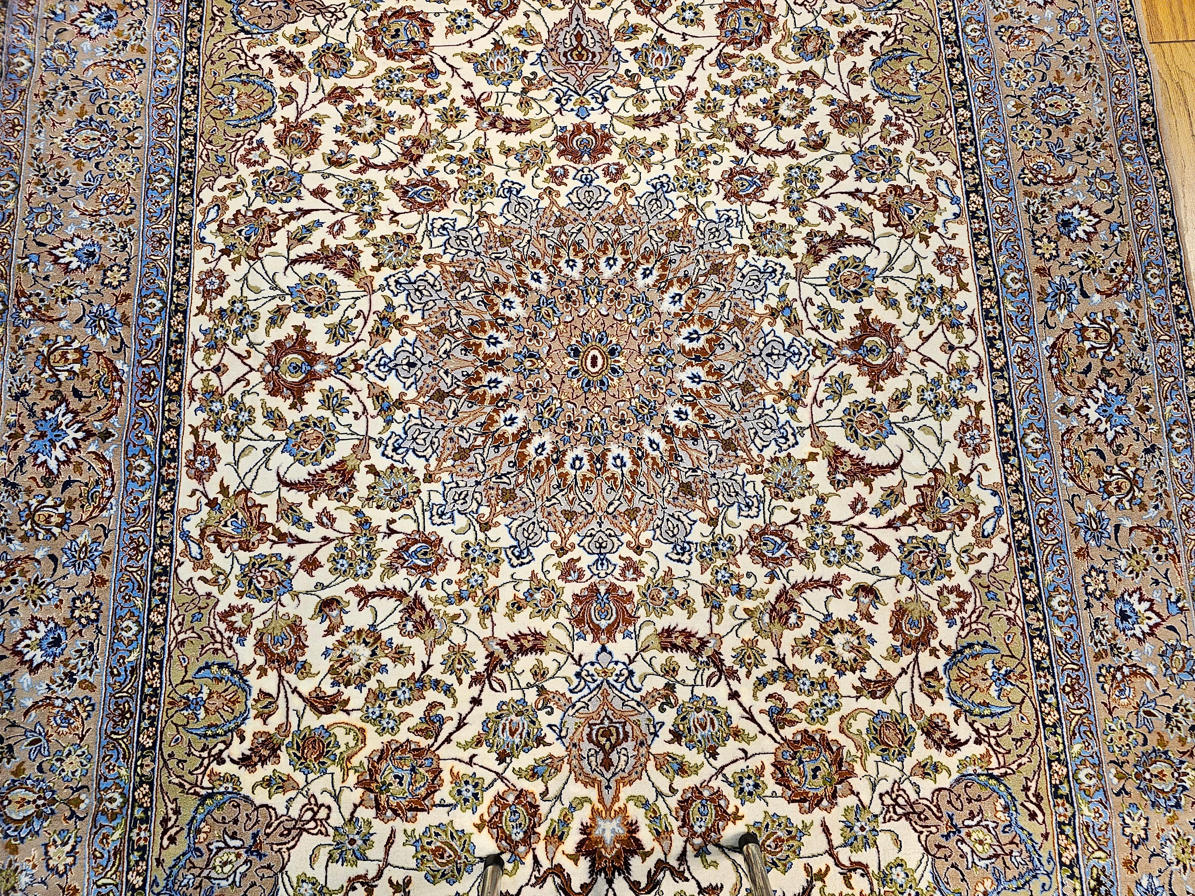 Alfombra Persa Vintage Isfahan con Motivo Floral en Marfil, Azul y Verde en Bueno estado para la venta en Barrington, IL