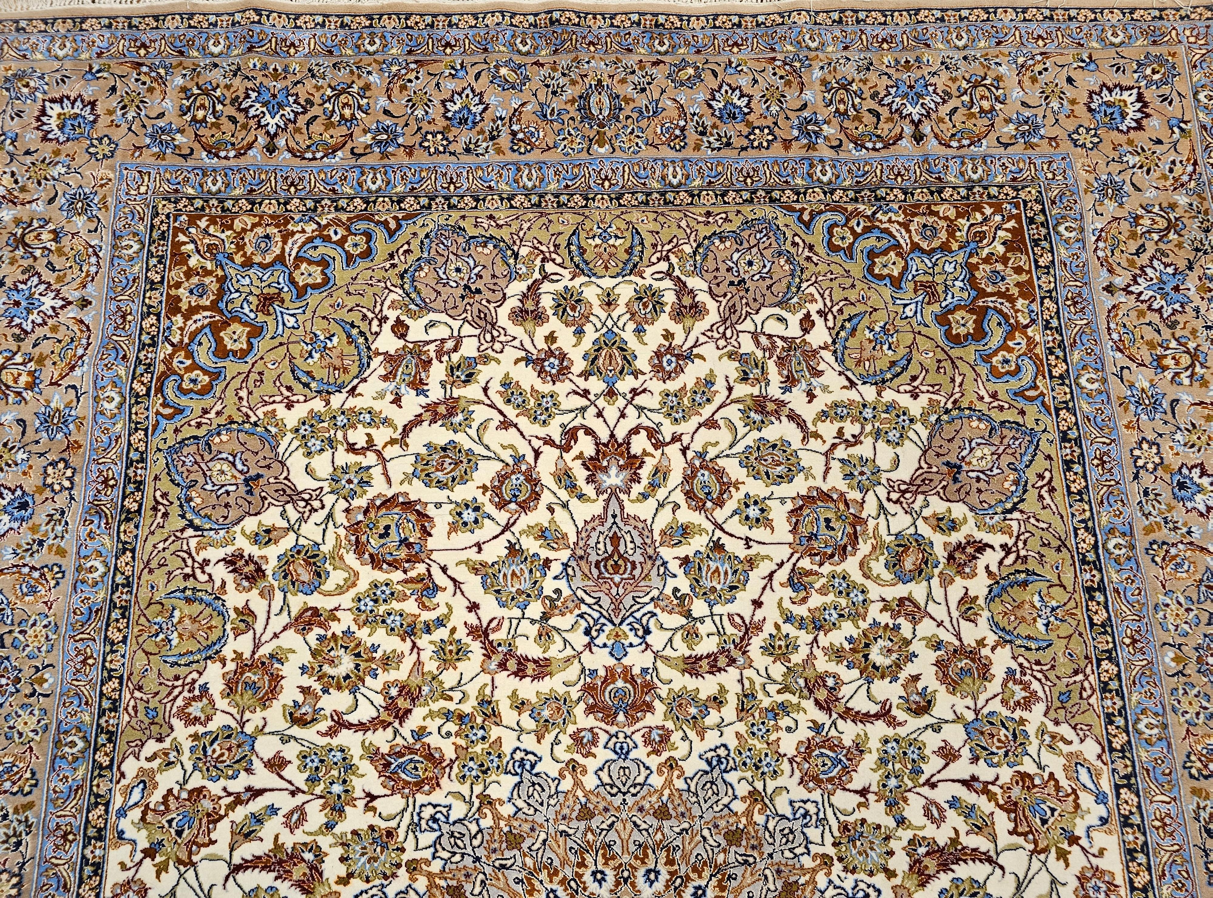 Alfombra Persa Vintage Isfahan con Motivo Floral en Marfil, Azul y Verde Tejido a mano en venta