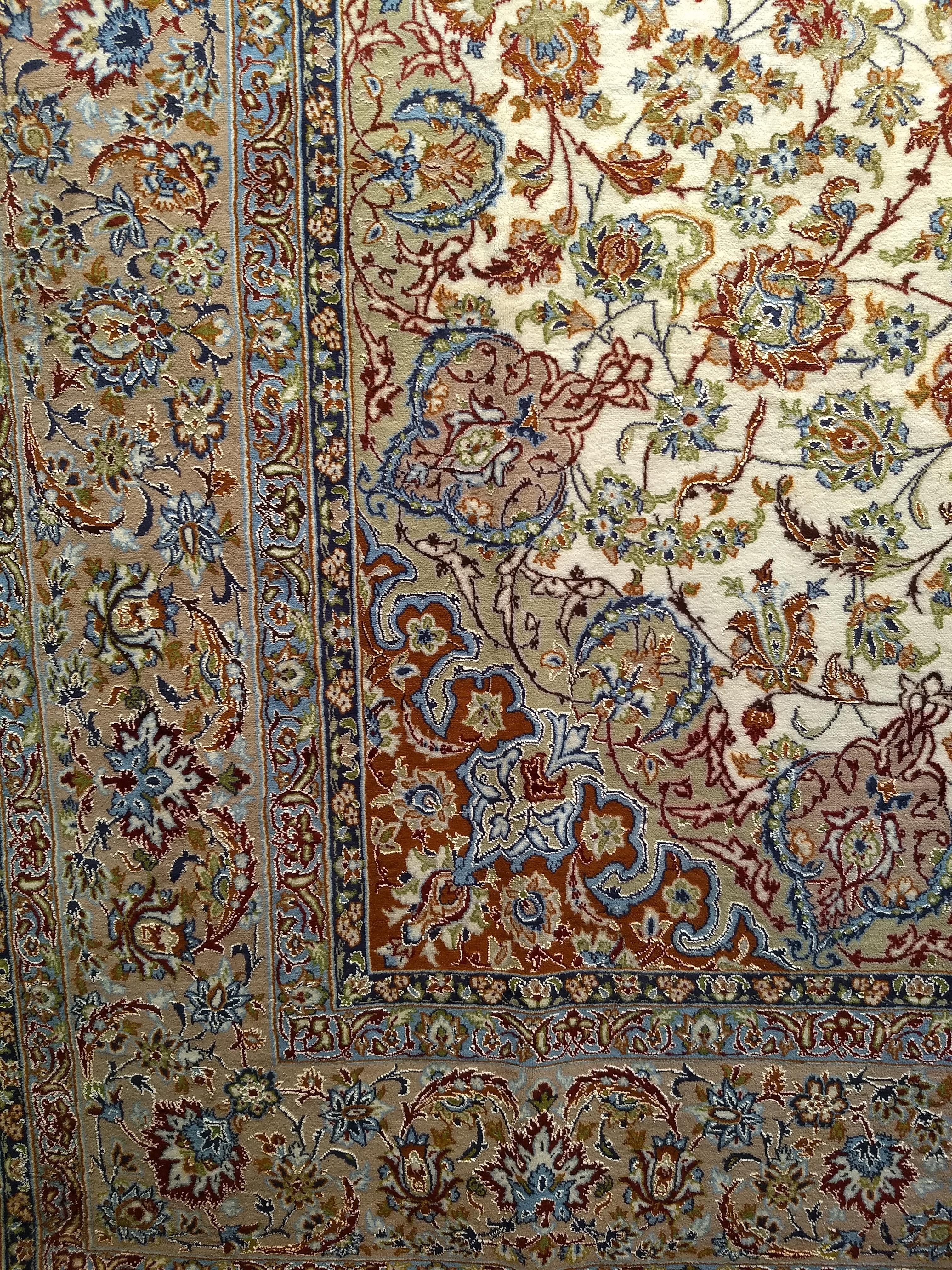 Alfombra Persa Vintage Isfahan con Motivo Floral en Marfil, Azul y Verde en venta 1