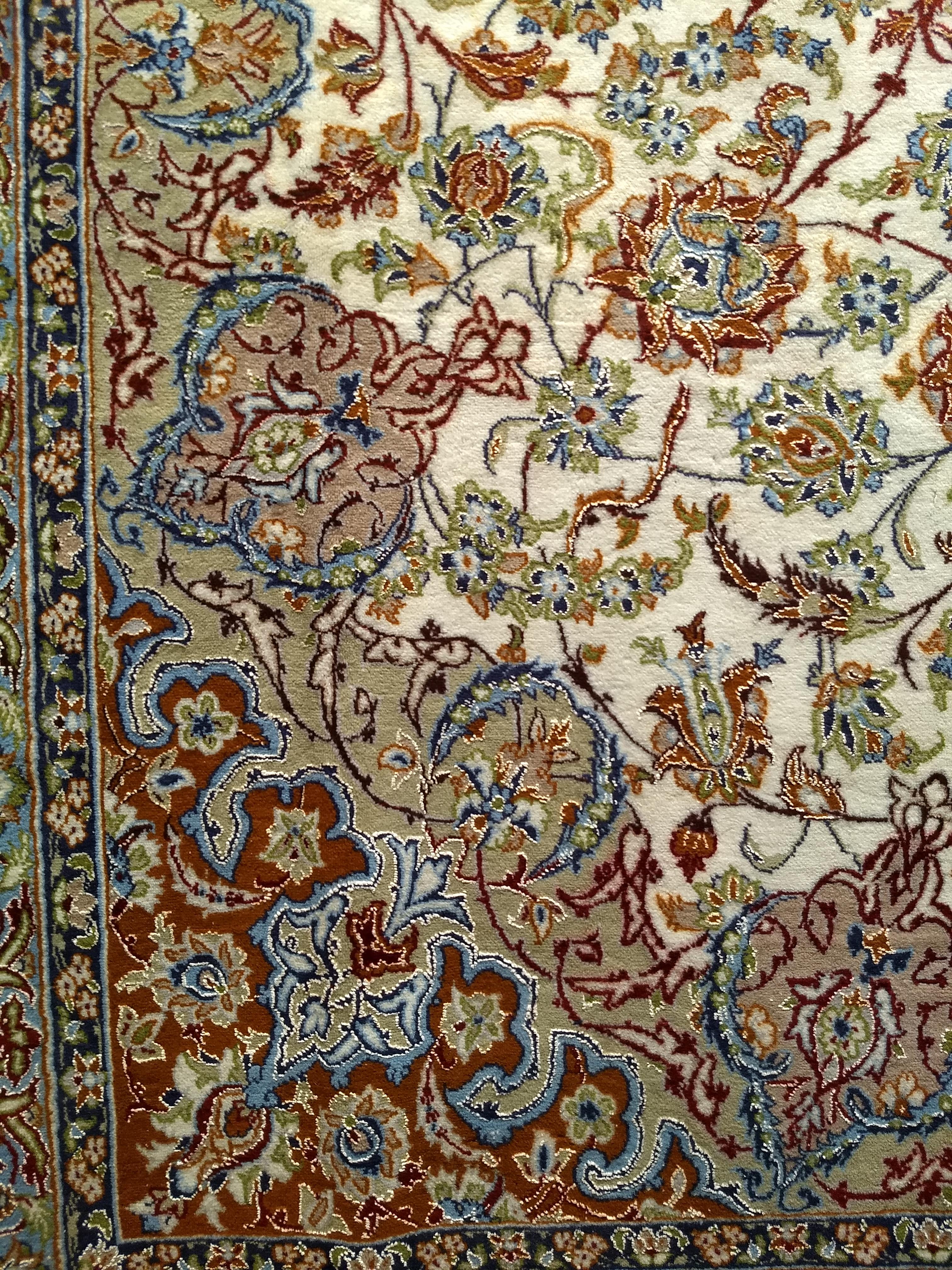 Alfombra Persa Vintage Isfahan con Motivo Floral en Marfil, Azul y Verde en venta 2