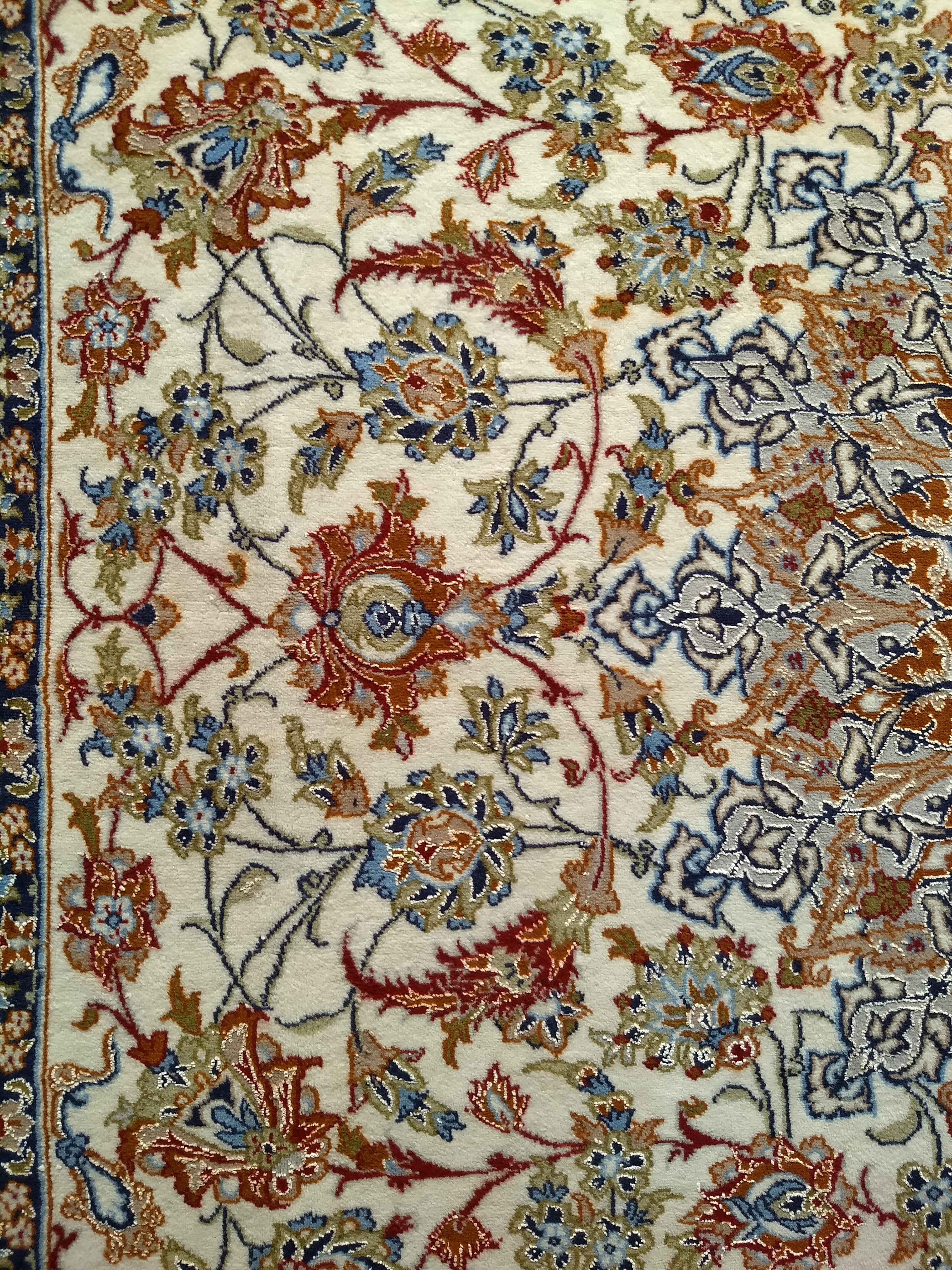 Alfombra Persa Vintage Isfahan con Motivo Floral en Marfil, Azul y Verde en venta 3