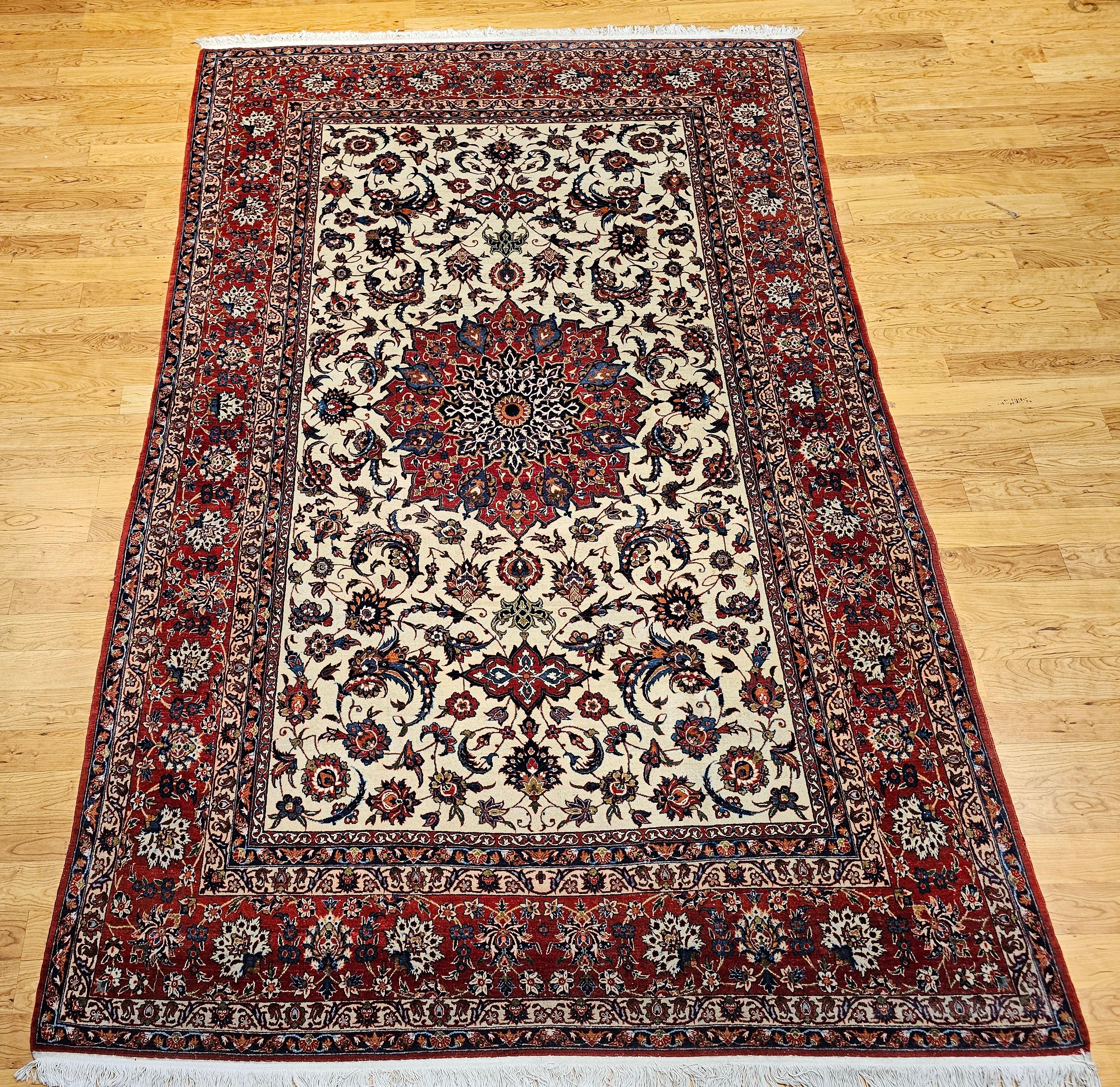 Vintage handgeknüpfter persischer Isfahan-Teppich in Zimmergröße aus der Mitte des 19. Jahrhunderts.  Der schöne handgeknüpfte Teppich ist sehr fein gewebt und hat ein florales Muster auf einem elfenbeinfarbenen Feld mit einem zentralen Medaillon in