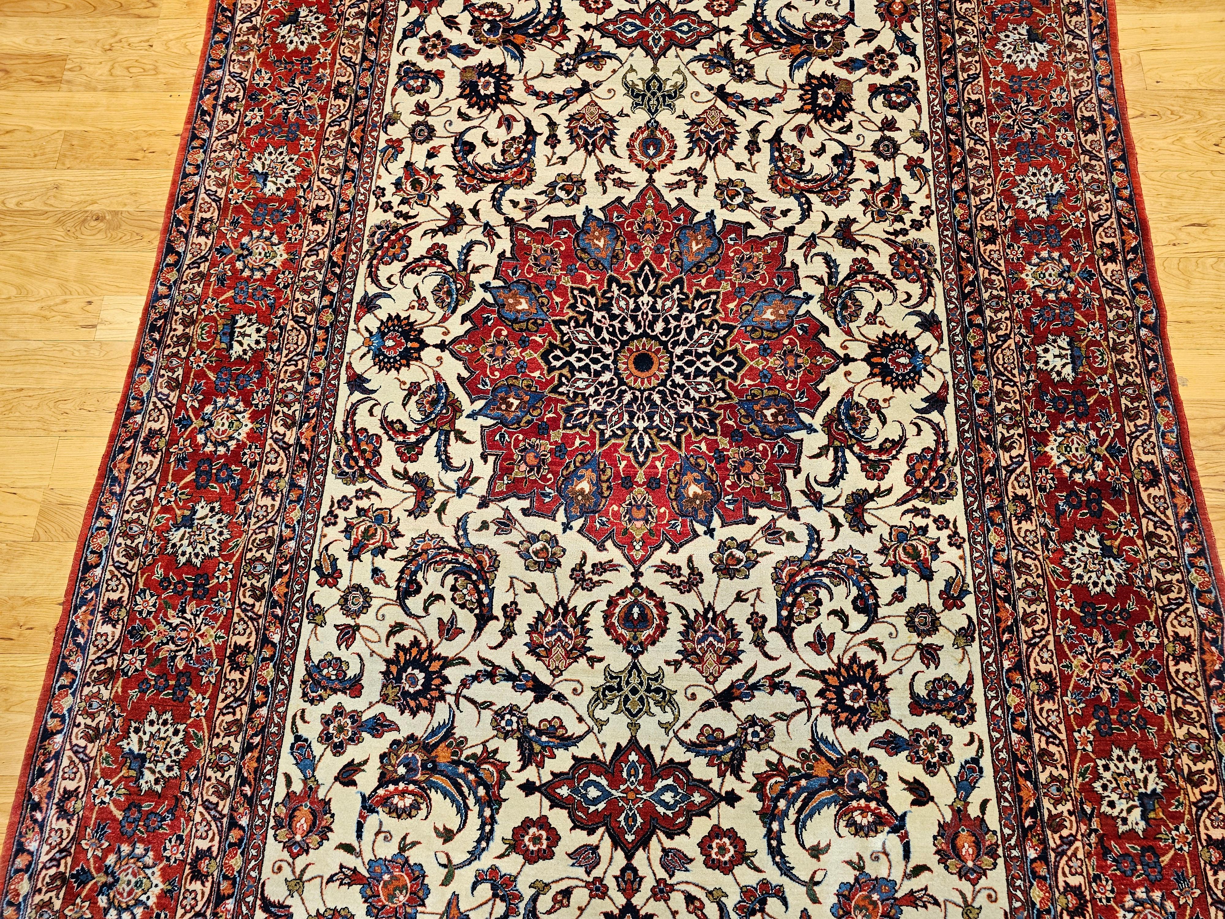 Persischer Isfahan-Teppich in Zimmergröße mit Blumenmuster in Elfenbein, Rot, Blau im Zustand „Gut“ im Angebot in Barrington, IL
