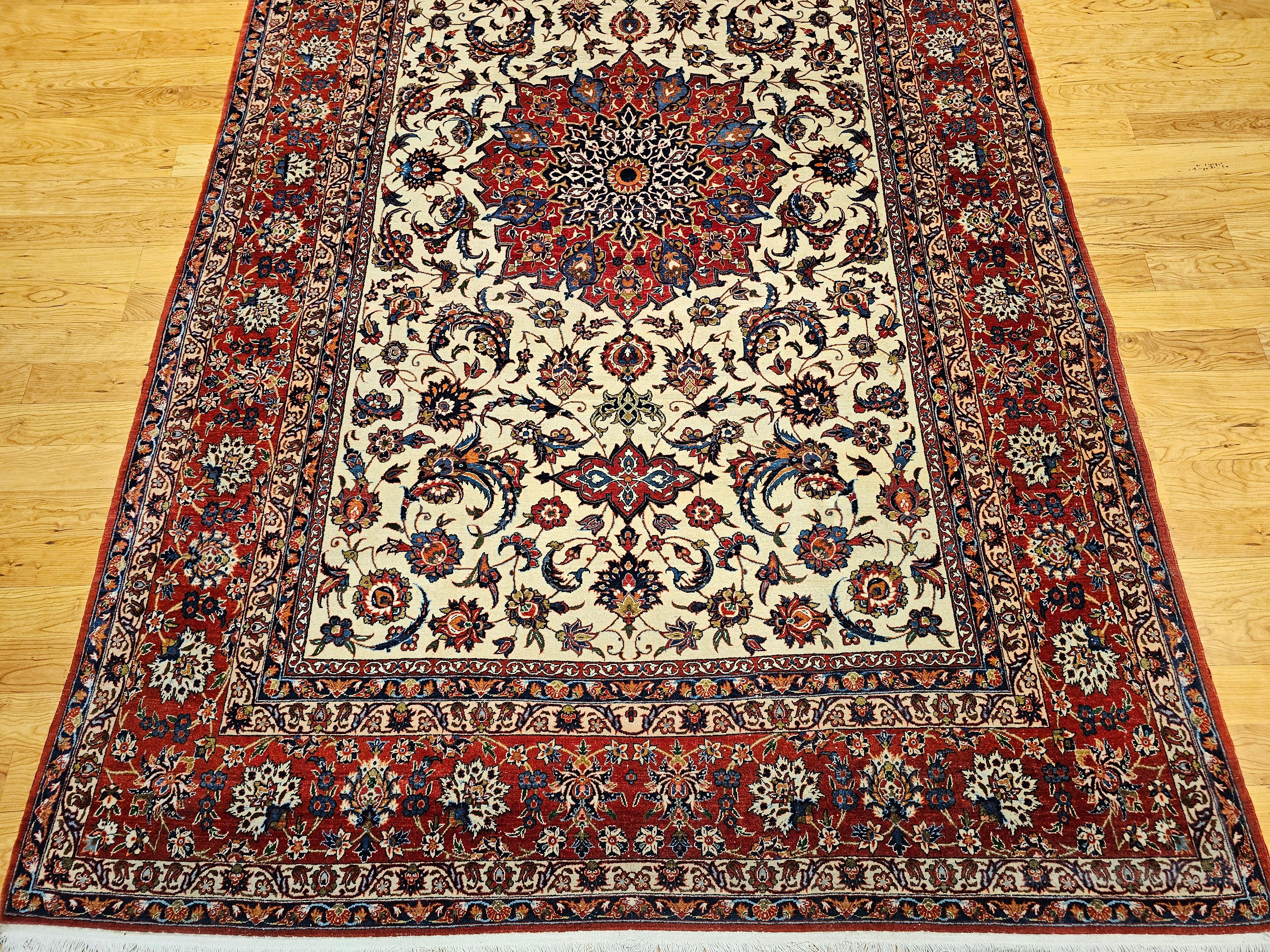 Persischer Isfahan-Teppich in Zimmergröße mit Blumenmuster in Elfenbein, Rot, Blau (20. Jahrhundert) im Angebot