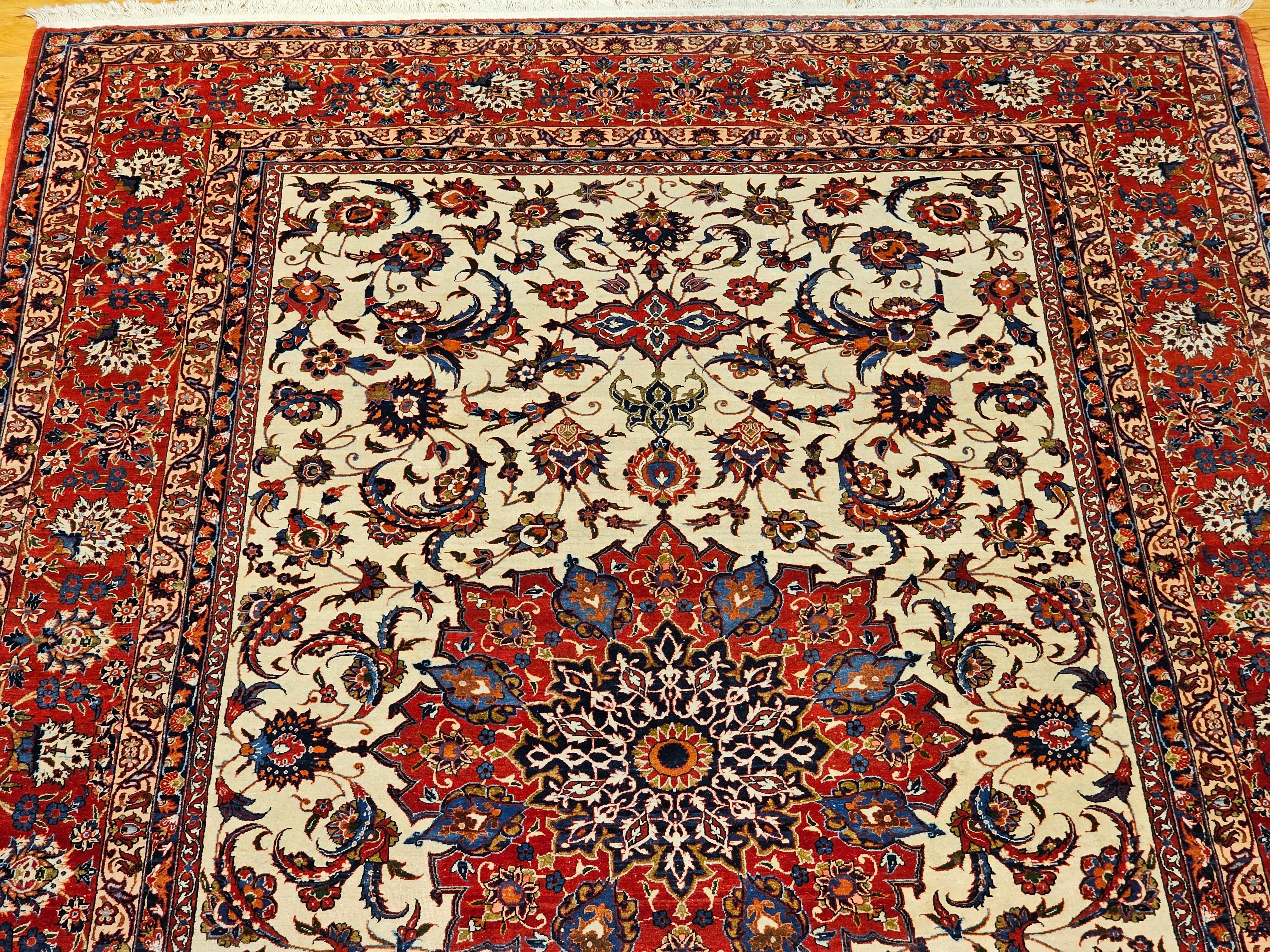 Persischer Isfahan-Teppich in Zimmergröße mit Blumenmuster in Elfenbein, Rot, Blau (Wolle) im Angebot