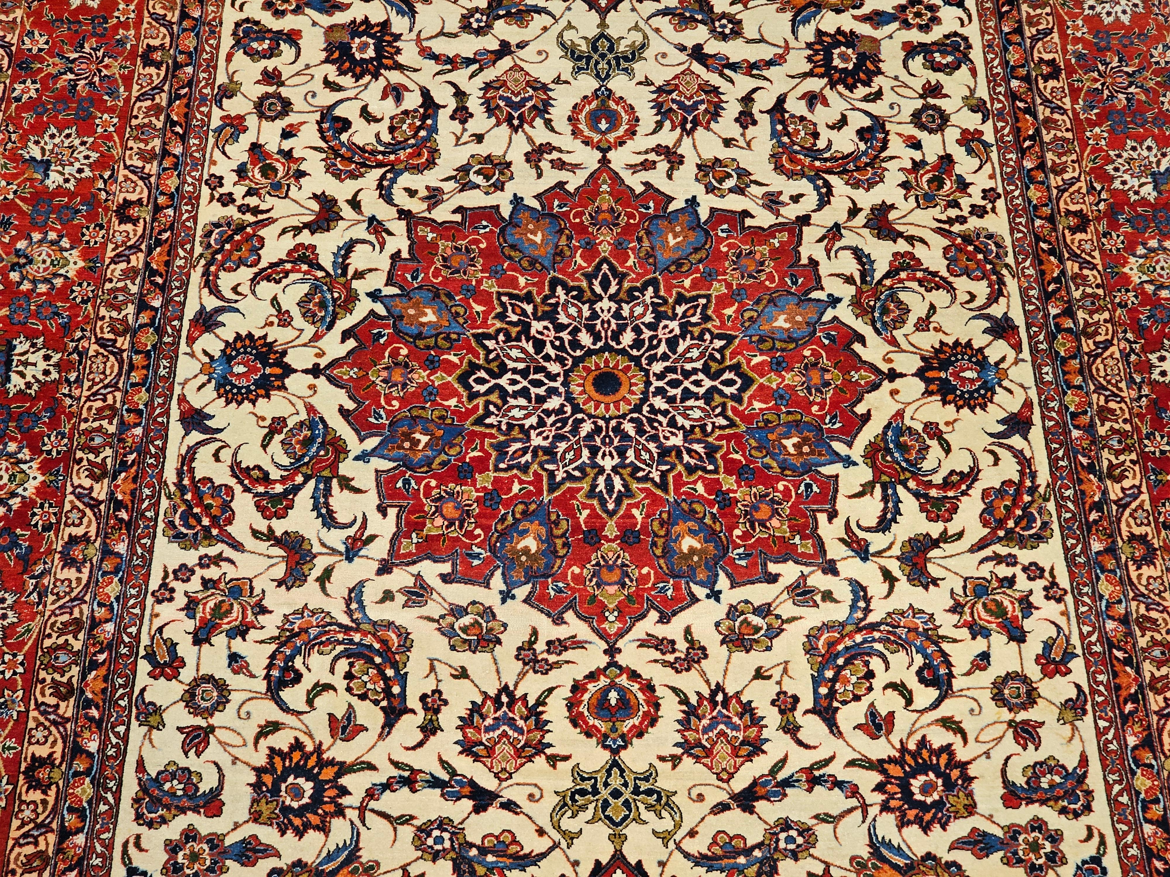 Persischer Isfahan-Teppich in Zimmergröße mit Blumenmuster in Elfenbein, Rot, Blau im Angebot 1
