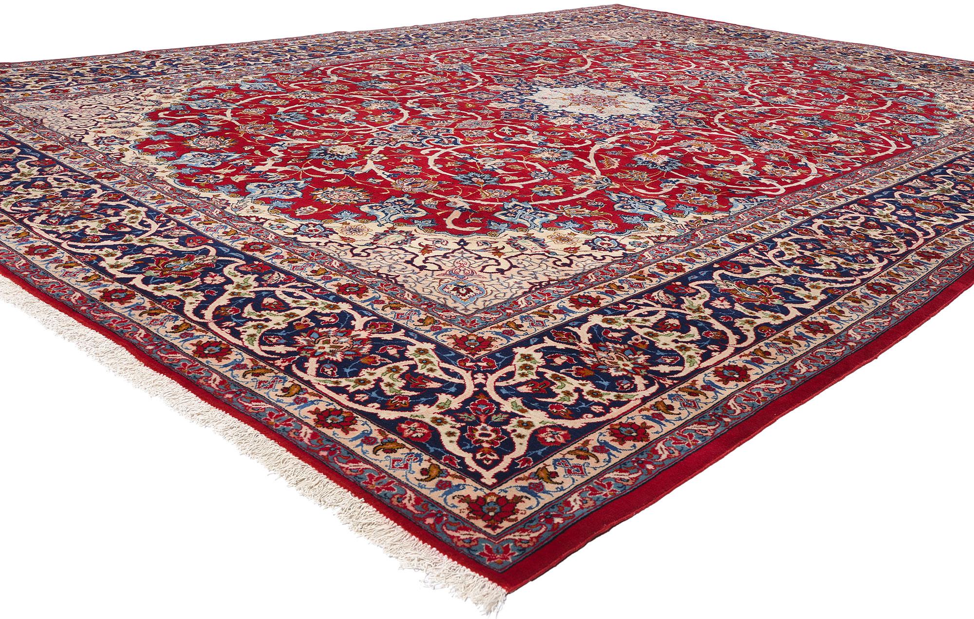 78981 Tappeto Isfahan persiano rosso vintage, 10'11 x 15'01. Questo splendido tappeto persiano Isfahan vintage in lana annodato a mano incarna il ricco patrimonio dell'artigianato persiano, radicato in tradizioni secolari. Isfahan, una città