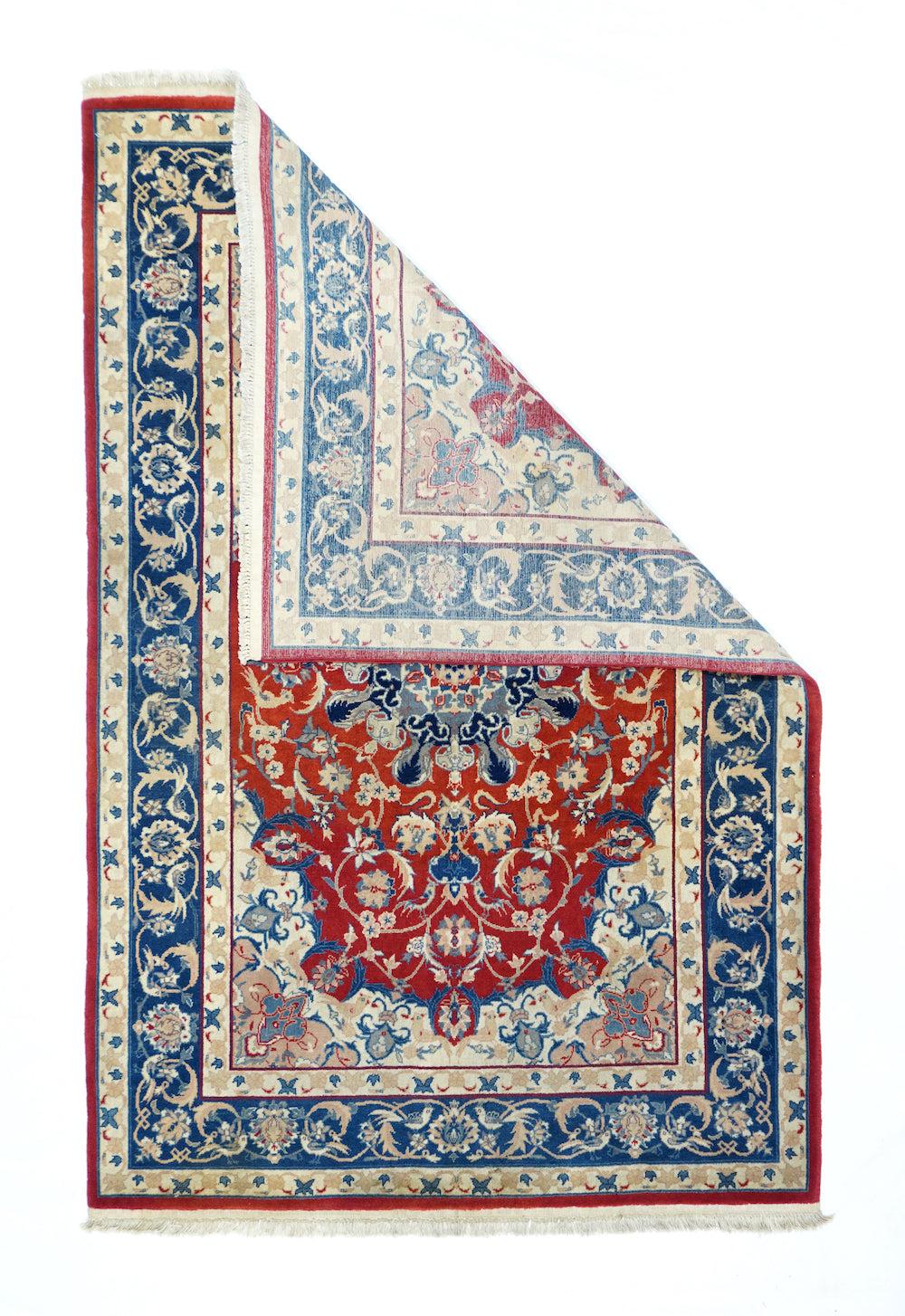 Vintage Persian Isfahan Rug 4'0'' x 6'0''. Das sehr klare kardinalrote Feld zeigt gewundene Arabesken, Palmetten, freche Vögel, dreifache Rosetten, lanzettförmige Blätter und partielle Wolkenbänder. Gepaarte Vögel bestimmen das dunkelblaue und
