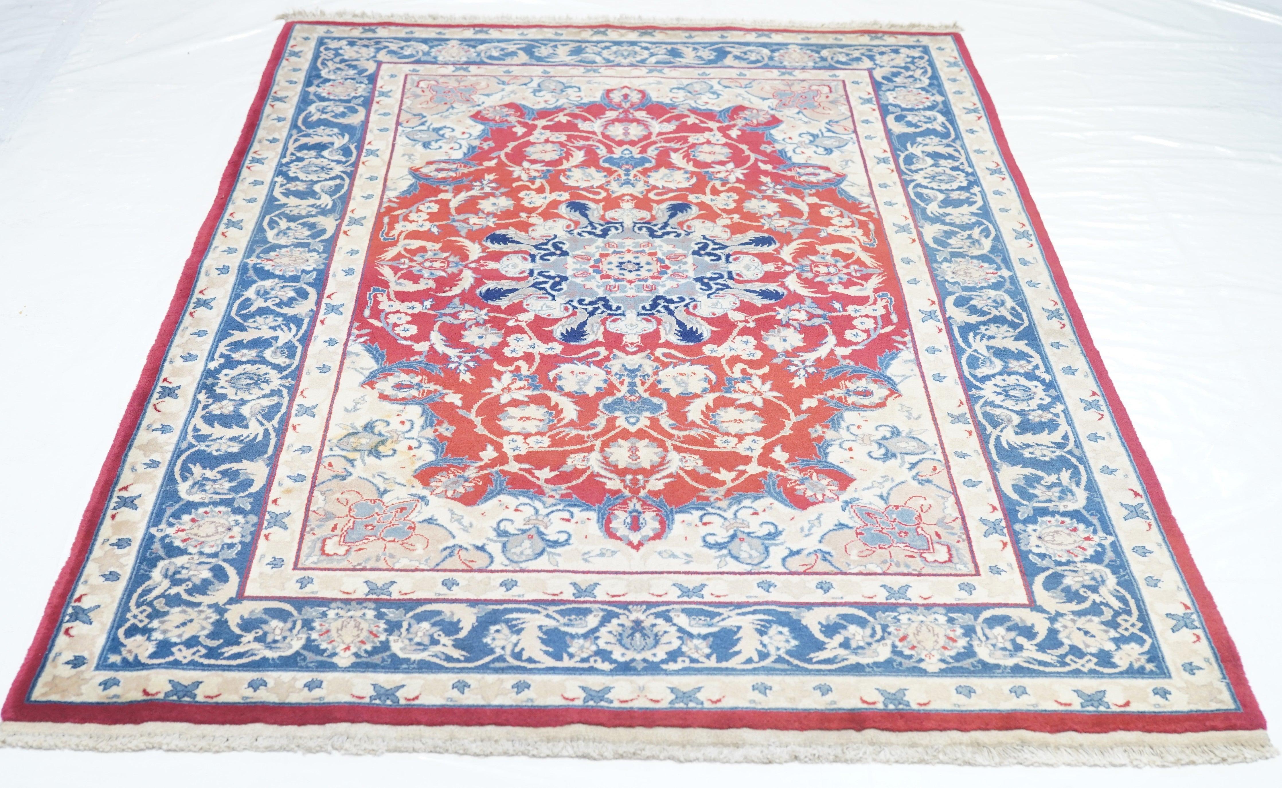 Persischer Isfahan-Teppich im Vintage-Stil, 4'0'' x 6'0'' im Angebot 2
