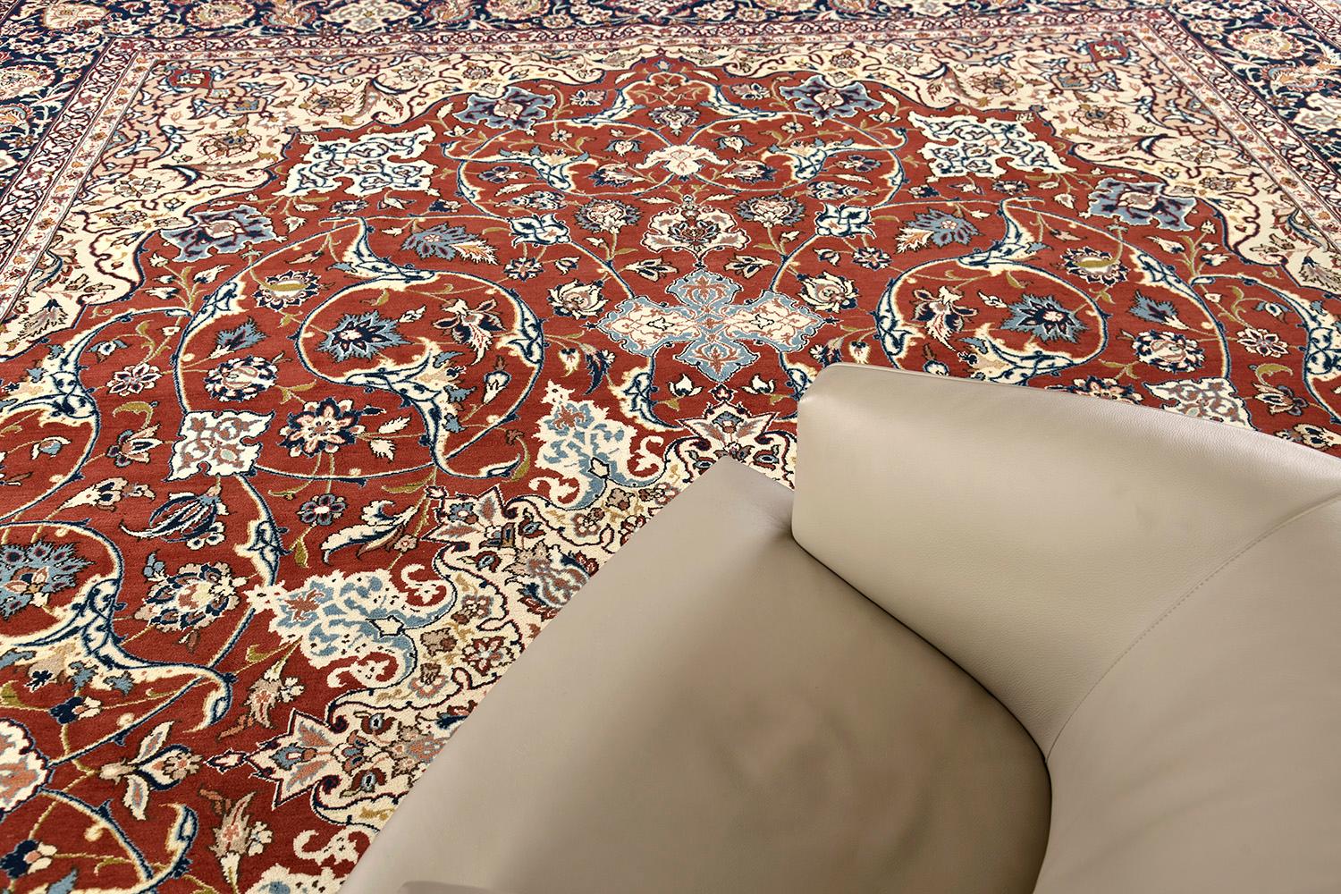 Isfahan est une laine tissée sur pilotis qui présente une teinte bleue spectaculaire qui la fait ressortir du lot. Chaque embellissement et motif est minutieusement créé avec la bordure sophistiquée qui l'entoure. Vous ne manquerez pas d'attirer