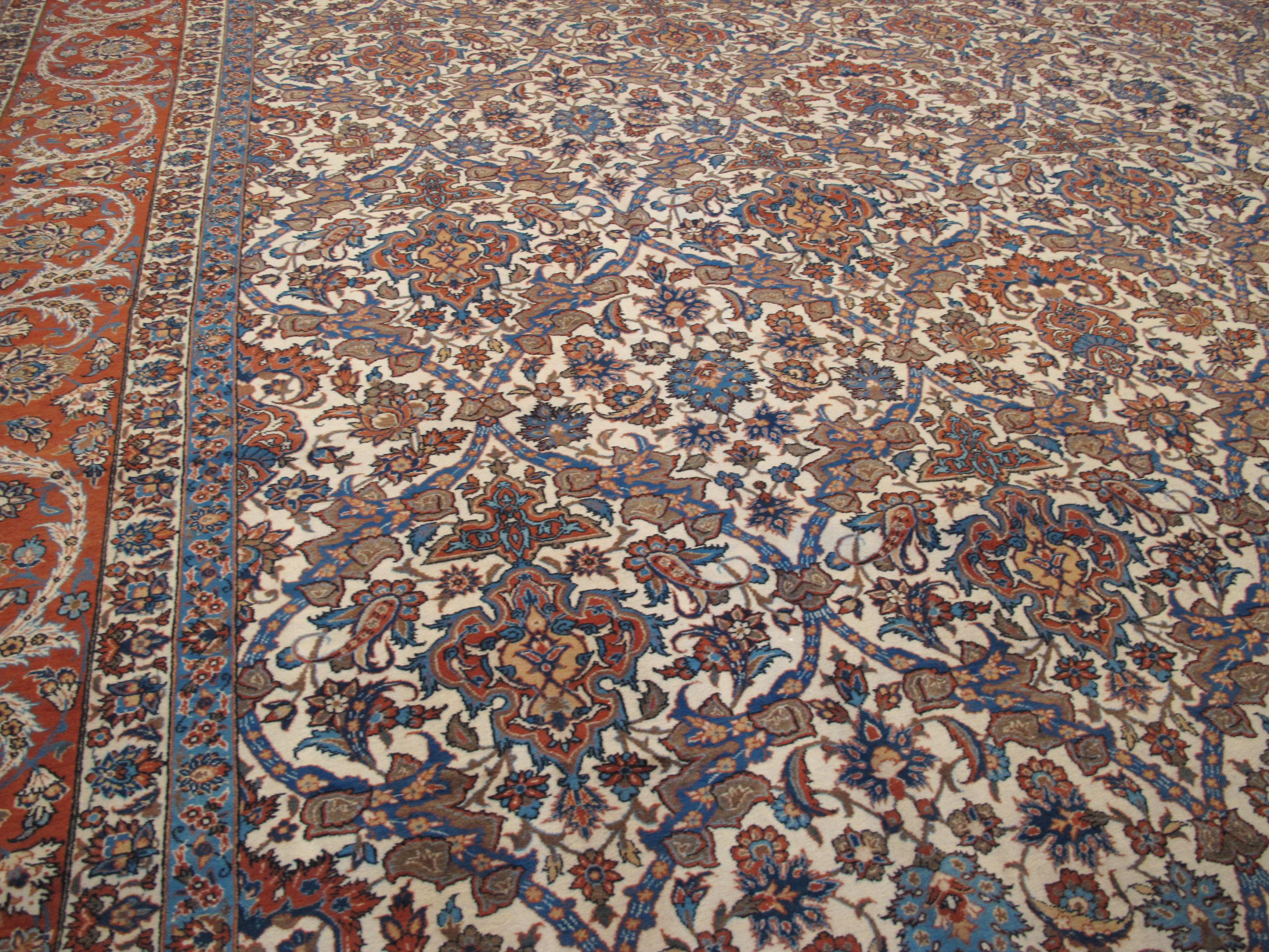 Vintage Persian Isfahan Rug In Good Condition For Sale In New York, NY
