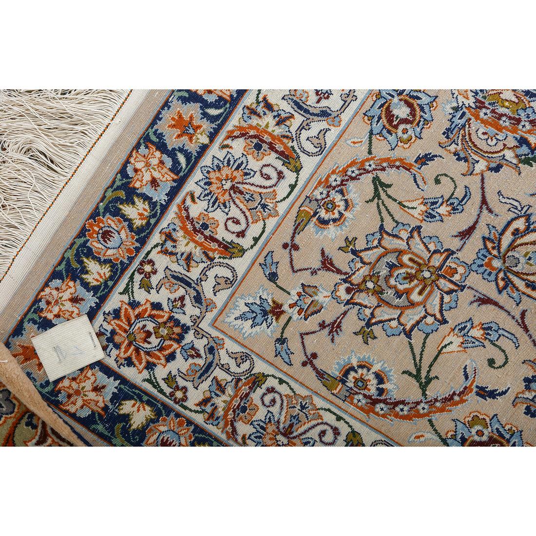 I tappeti di Isfahan sono rinomati per la loro eccezionale qualità, i disegni intricati e il ricco patrimonio culturale. Tessuti a mano nella storica città di Isfahan, questi tappeti sono caratterizzati da una miscela di lana e seta di lusso, che