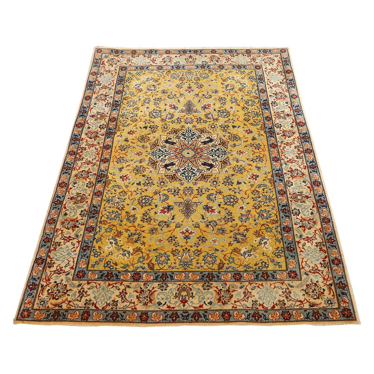 I tappeti di Isfahan sono rinomati per la loro eccezionale qualità, i disegni intricati e il ricco patrimonio culturale. Tessuti a mano nella storica città di Isfahan, questi tappeti sono caratterizzati da una miscela di lana e seta di lusso, che