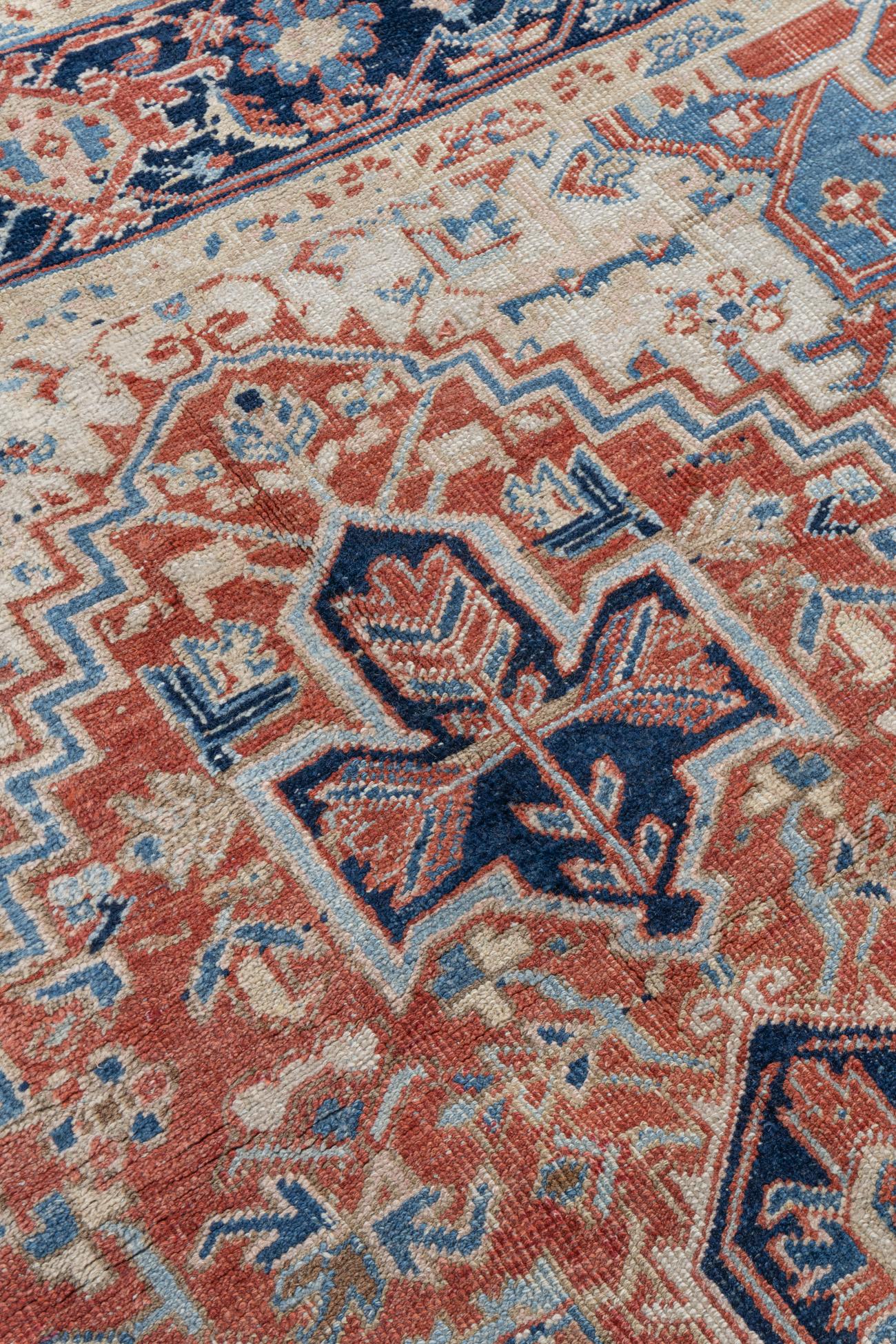 Vintage Persian Ivory Heriz Rug In Good Condition For Sale In New York, NY