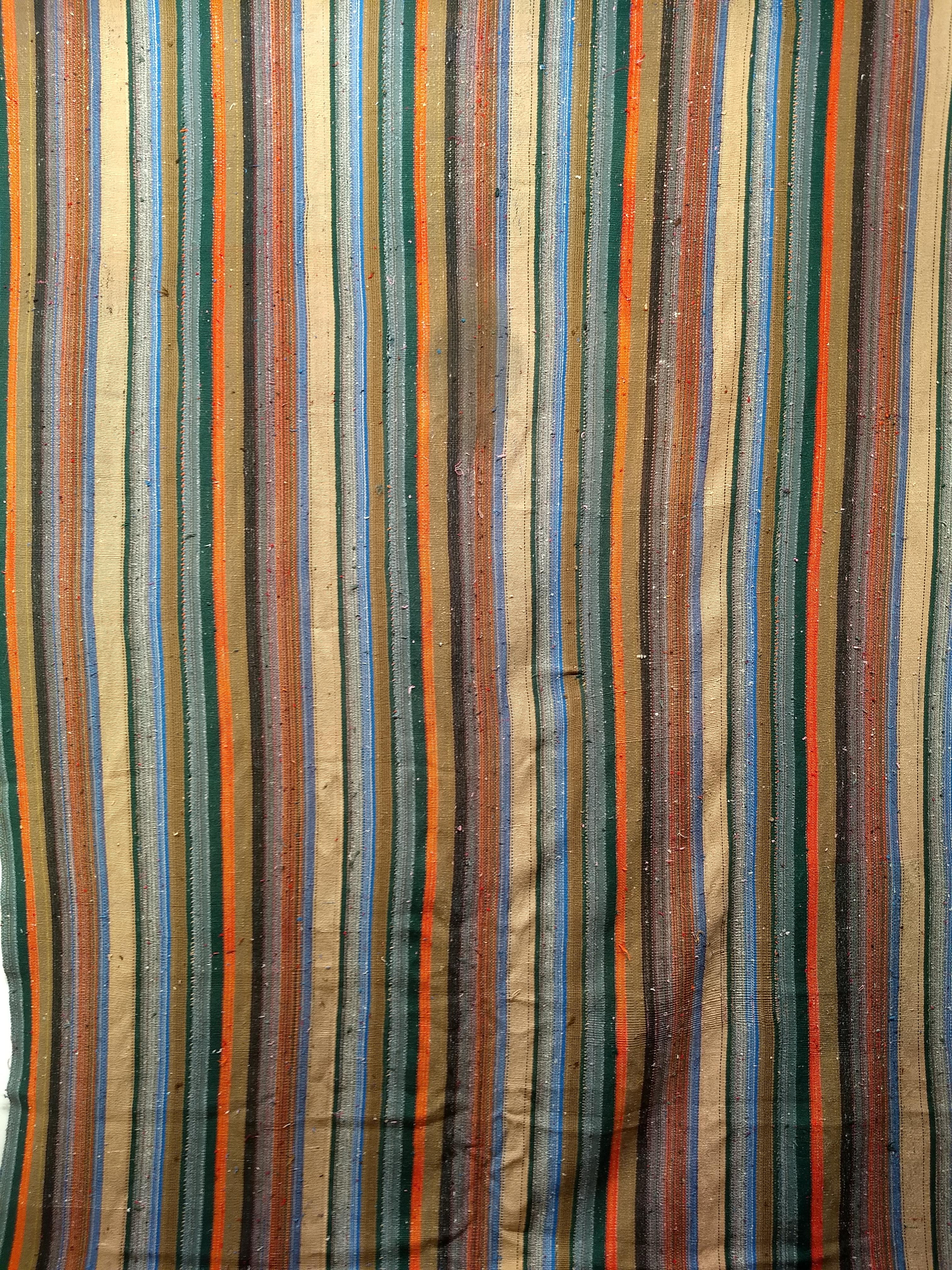 Tapis vintage persan Jajim Kilim tissé à plat avec des rayures colorées. Ce Kilim Jajim tissé à la main présente des rayures de plusieurs couleurs, dont le bleu, le vert, le rouge, l'orange, le marron, le gris, le jaune et le violet.  Le kilim Jajim