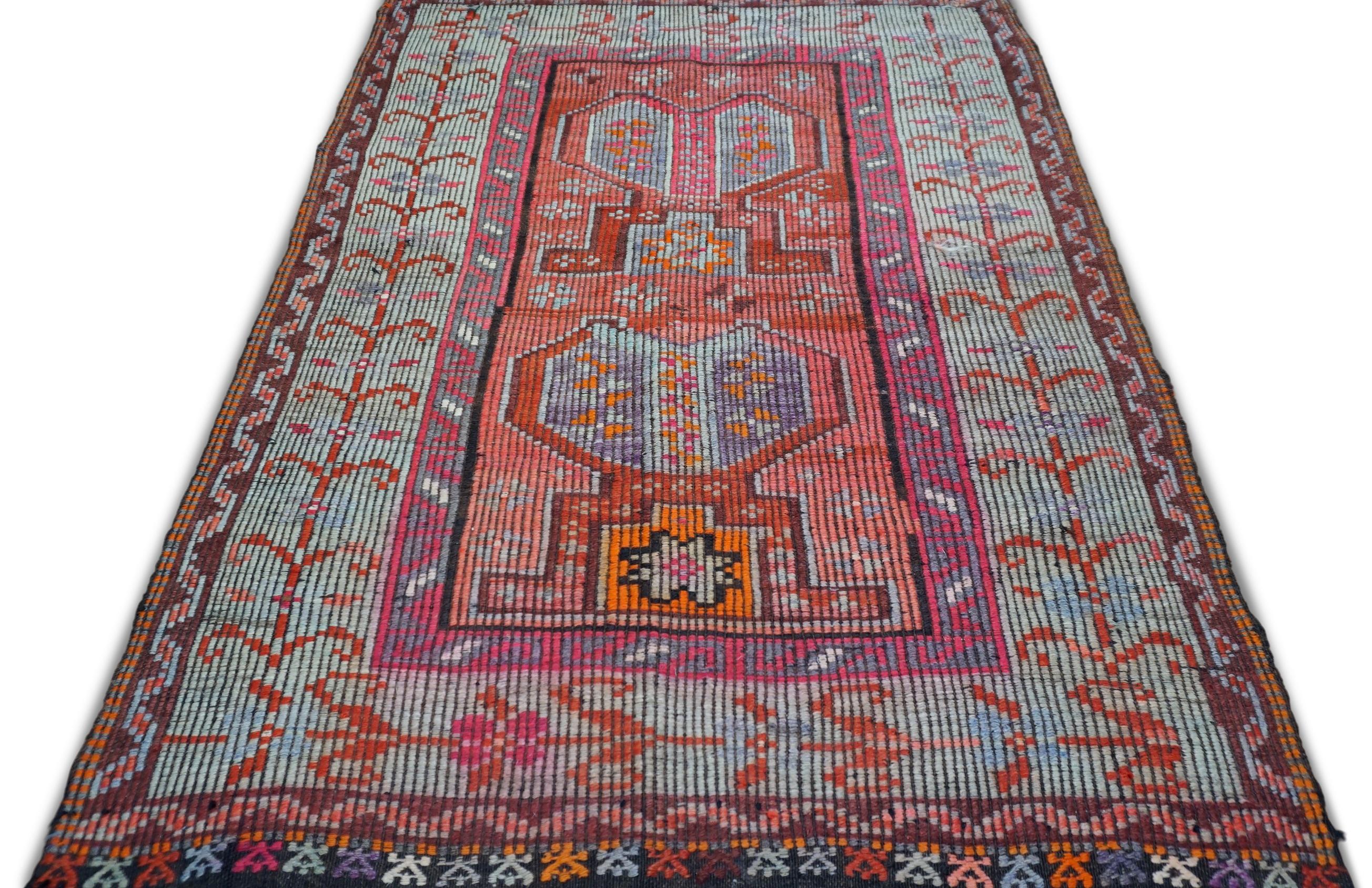 Esta vibrante alfombra de lana anudada a mano es un impresionante ejemplo de las alfombras tribales de oración enraizadas en las tradiciones nómadas. Tejida en un tamaño compacto, ideal para uso personal, esta pieza presenta un llamativo diseño
