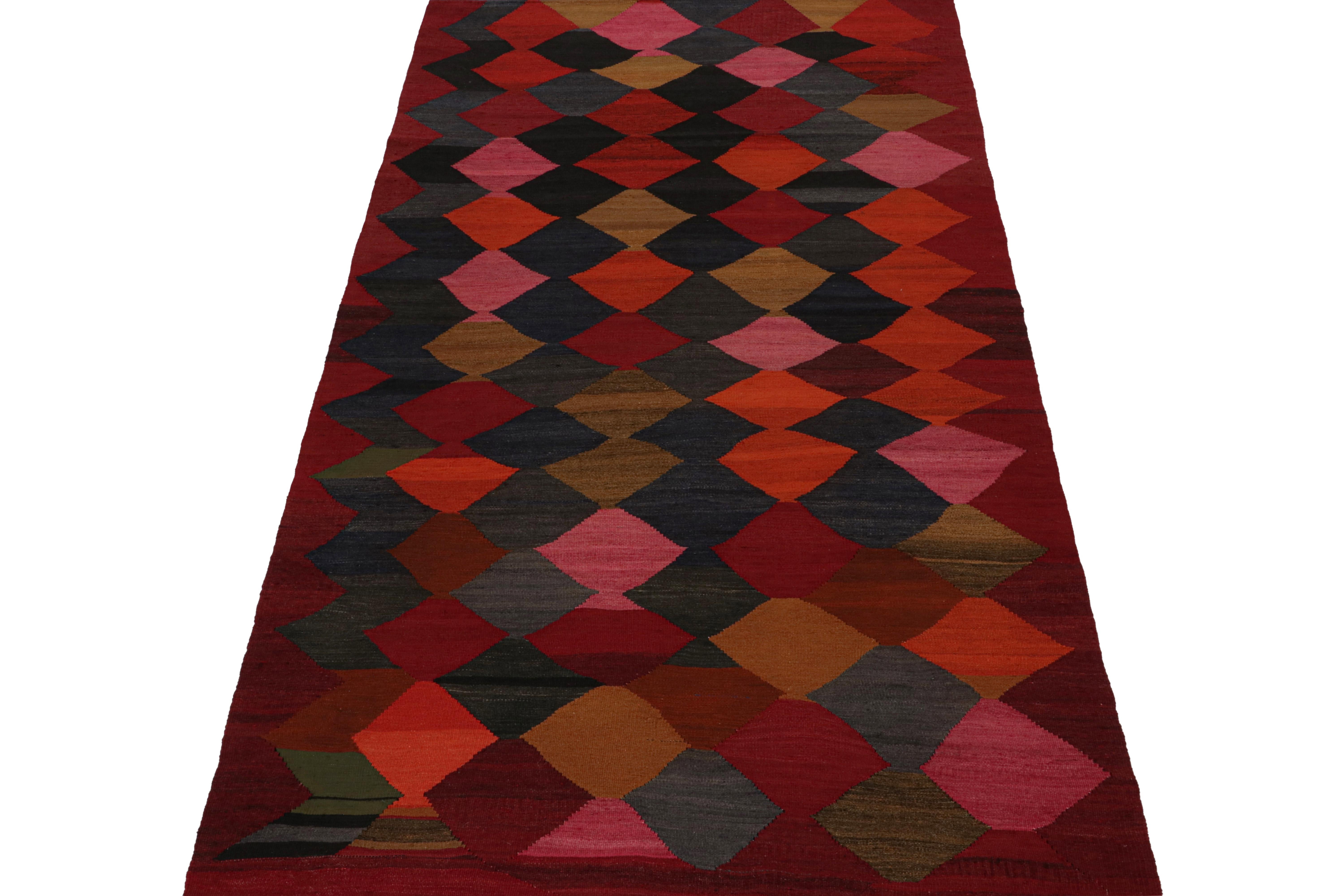 Questo Kilim persiano vintage 5x10 è un tappeto tribale Karadagh, che prende il nome dalla regione montuosa nota per i suoi favolosi lavori. Tessuta a mano in lana, risale al 1950-1960 circa.

Sul design: 

Questo corridore tribale predilige i