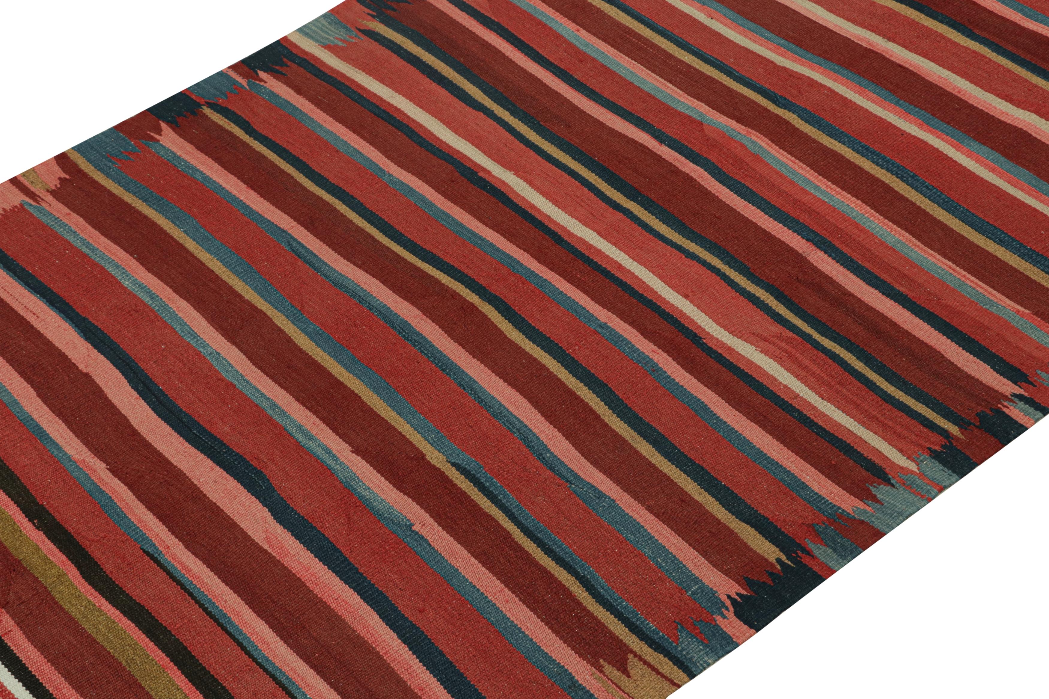Questo Kilim persiano vintage 5x6 è un tappeto tribale Karadagh, che prende il nome dalla regione montuosa nota per i suoi favolosi lavori. Tessuta a mano in lana, risale al 1950-1960 circa.

Ulteriori informazioni sul design:

Il design audace