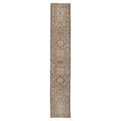 Tapis de couloir persan Karadjeh long avec motif de médaillon dans les tons de laine naturelle
