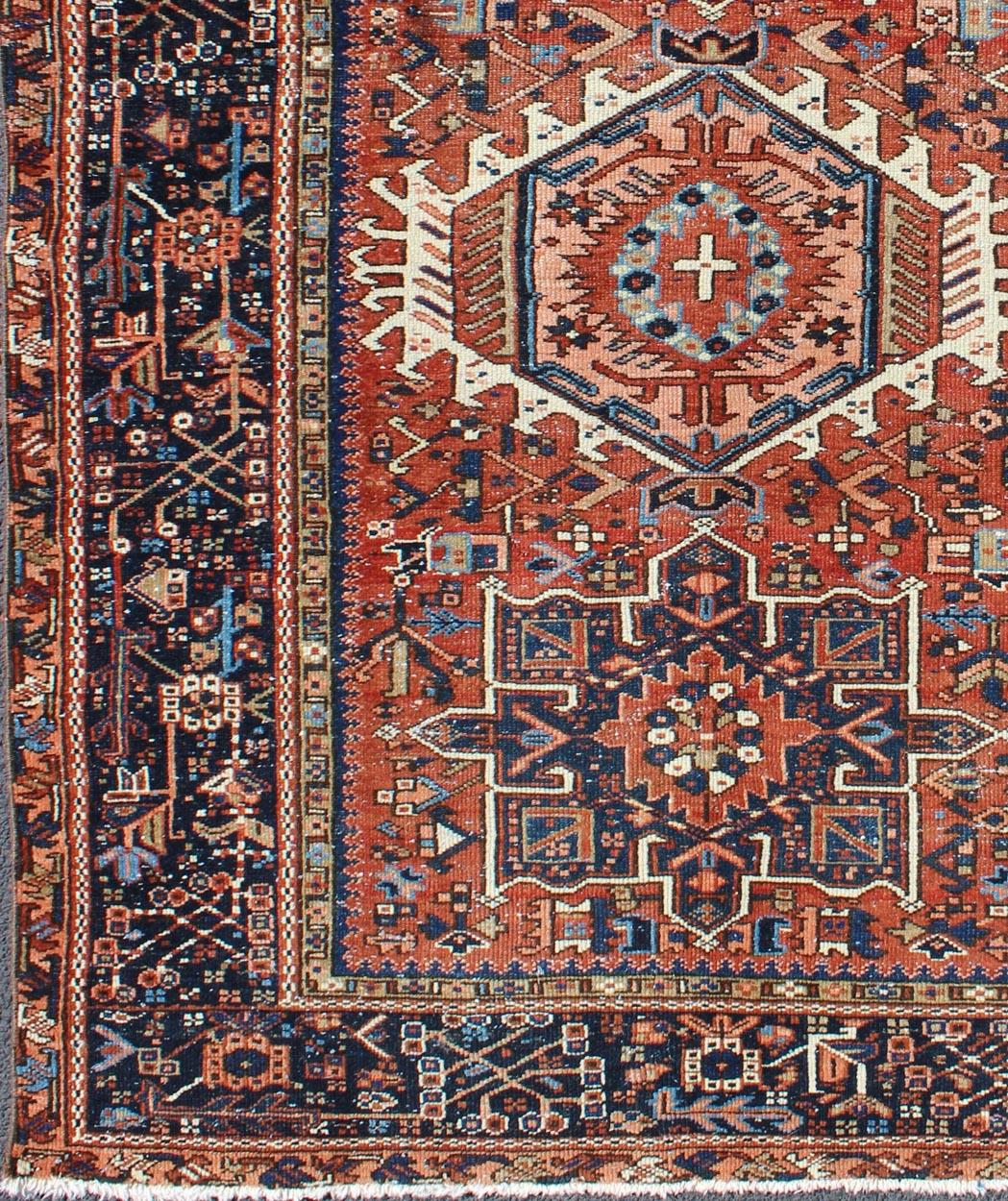 Alfombra persa vintage Karadjeh de diseño geométrico en tonos de rojo desvaído, alfombra gng-4768, país de origen / tipo: Irán / Karadjeh, hacia 1930.

Esta antigua alfombra persa Karadjeh de principios del siglo XX, tejida a mano, presenta un campo