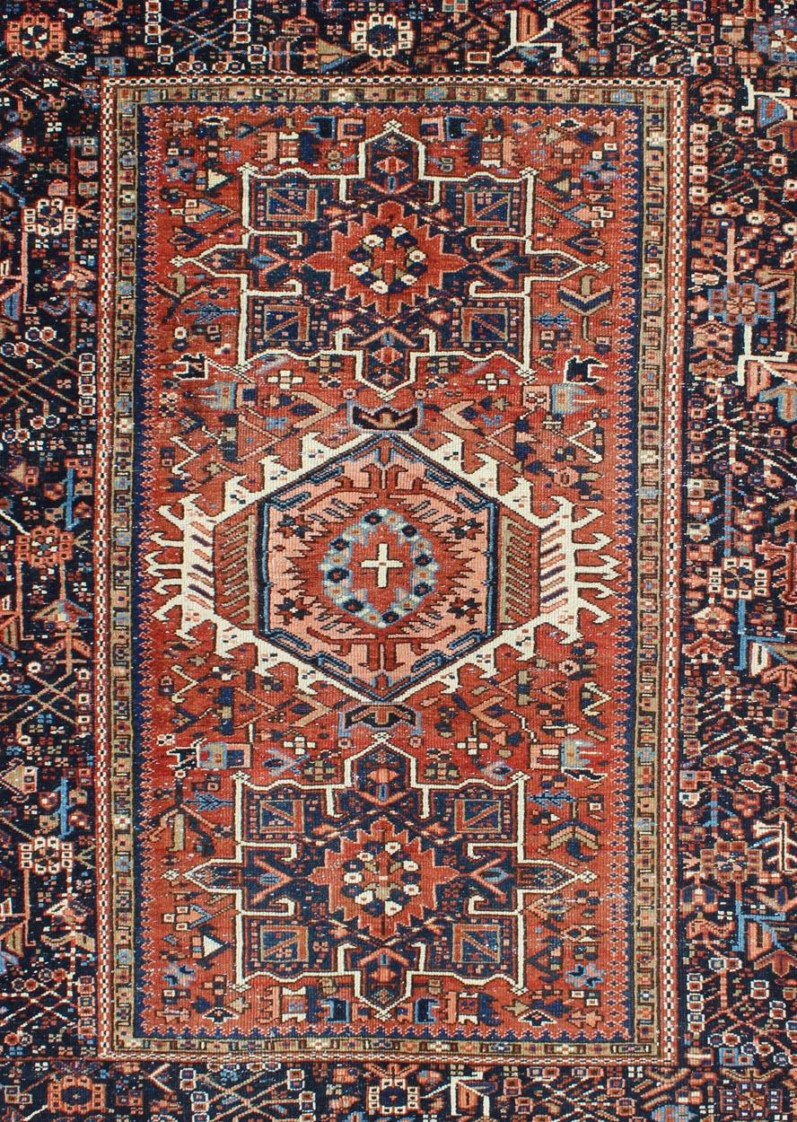 Alfombra persa vintage Karadjeh con medallones geométricos de tres capas Tribal