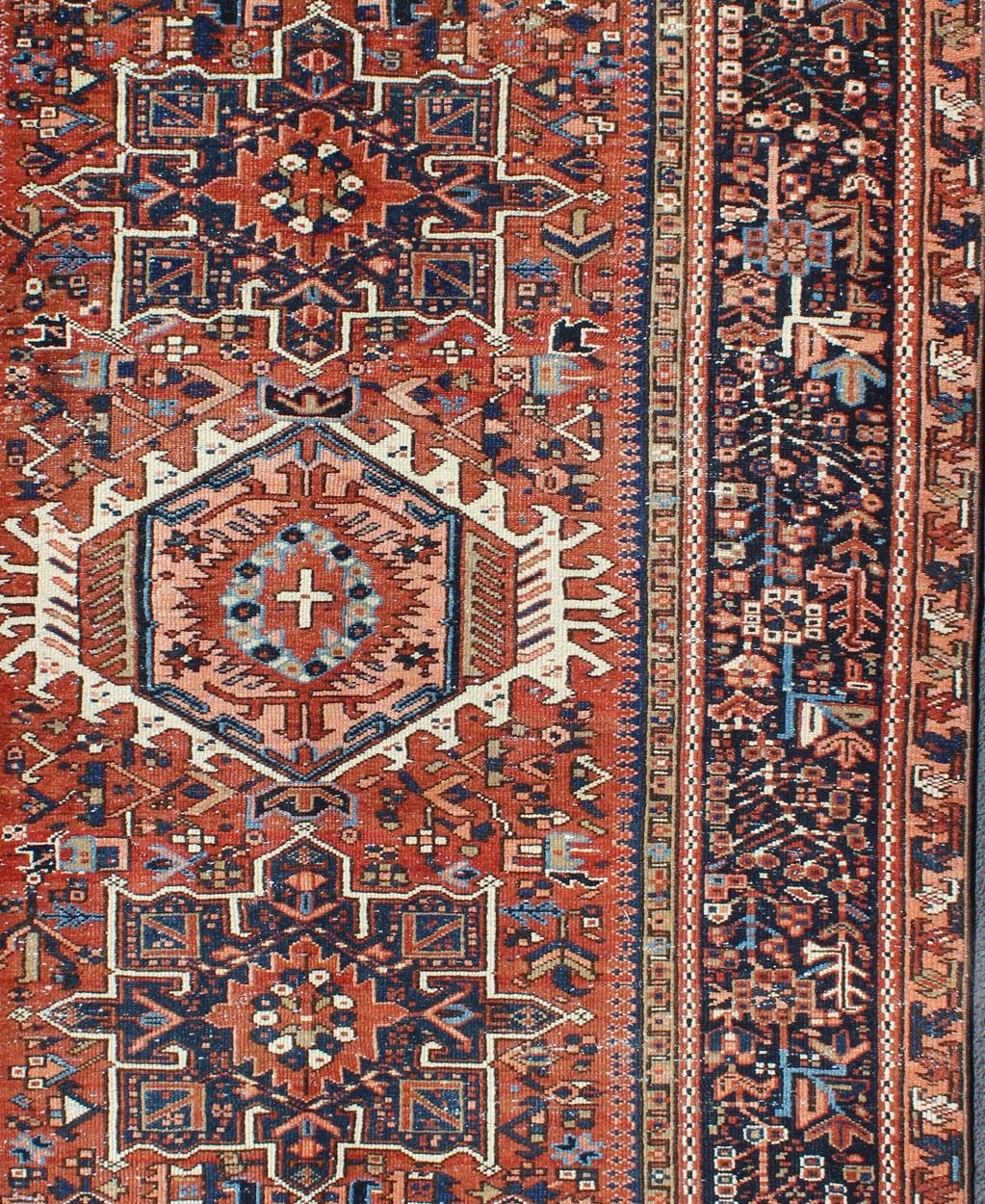 Alfombra persa vintage Karadjeh con medallones geométricos de tres capas Persa