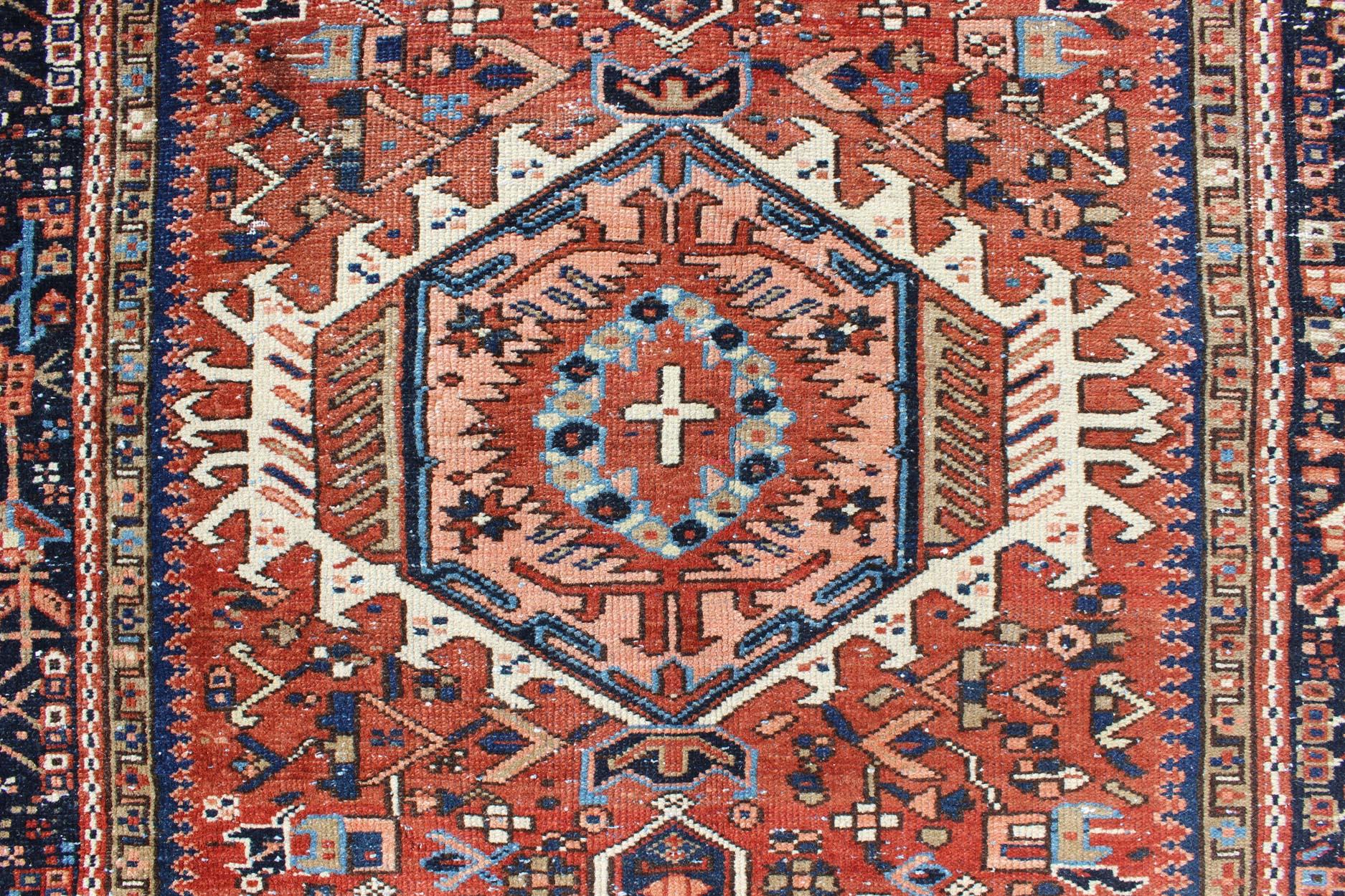 Alfombra persa vintage Karadjeh con medallones geométricos de tres capas mediados del siglo XX