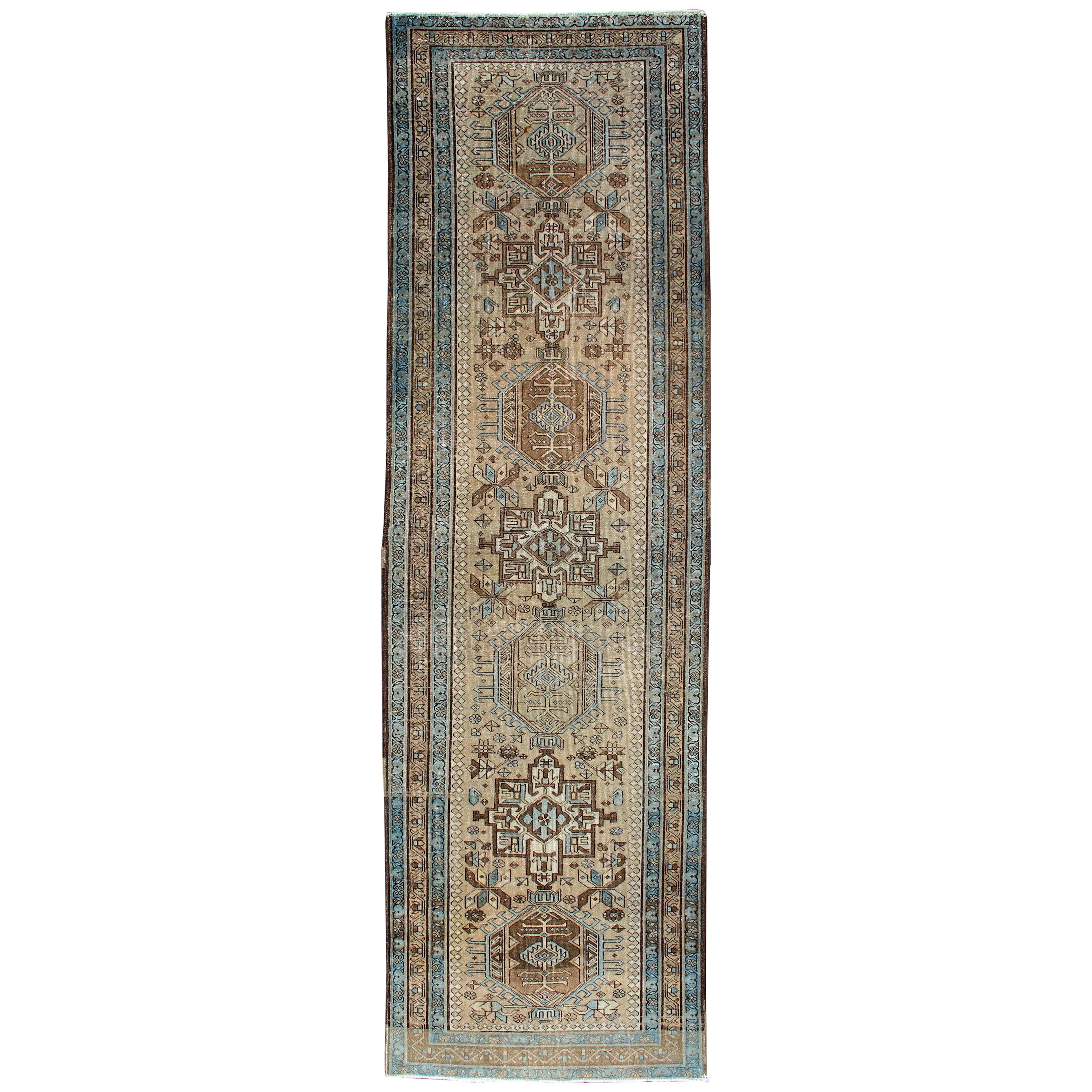 Tapis de couloir persan vintage Karadjeh avec motif géométrique complexe en bleu et marron