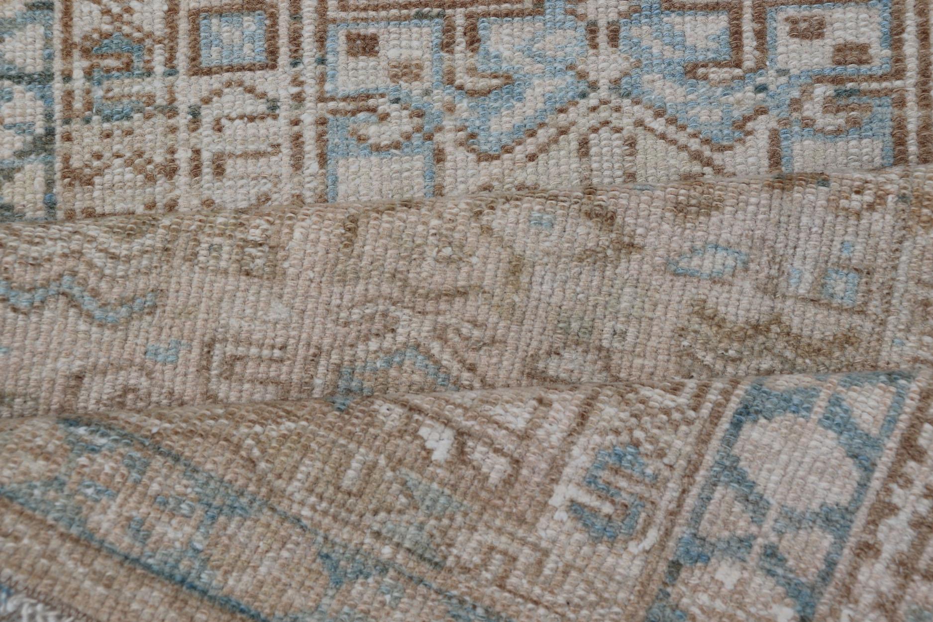 Alfombra persa vintage Karadjeh con medallones en tonos tierra y azul claro 3