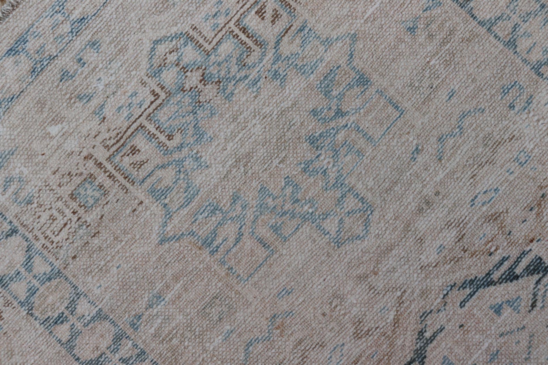 Alfombra persa vintage Karadjeh con medallones en tonos tierra y azul claro 4