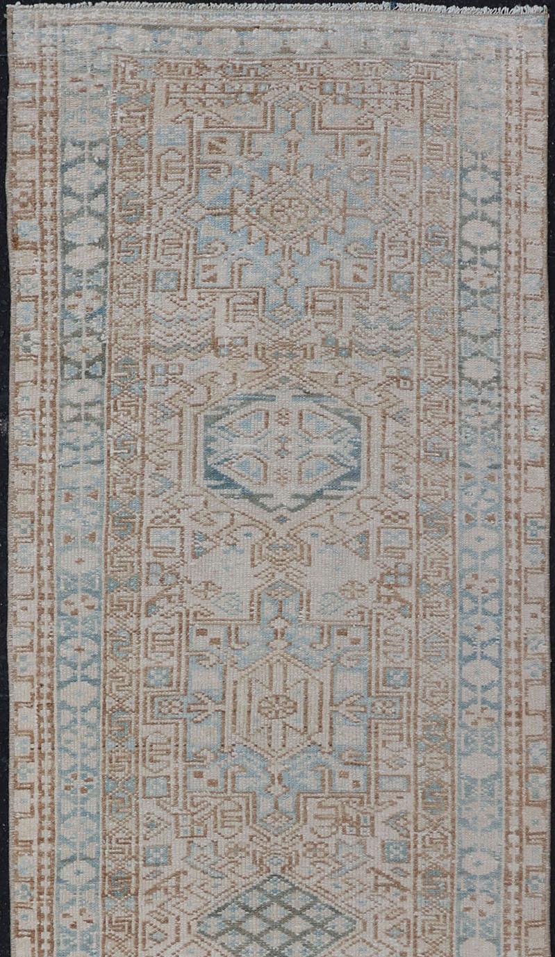 Alfombra persa vintage Karadjeh con medallones en tonos tierra y azul claro Heriz Serapi