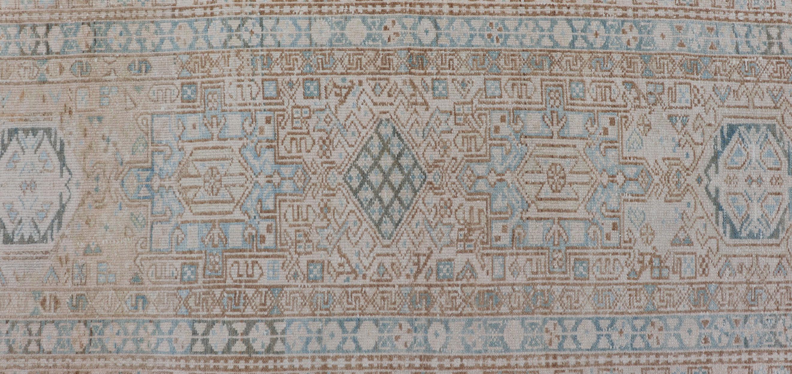 Alfombra persa vintage Karadjeh con medallones en tonos tierra y azul claro Anudado a mano