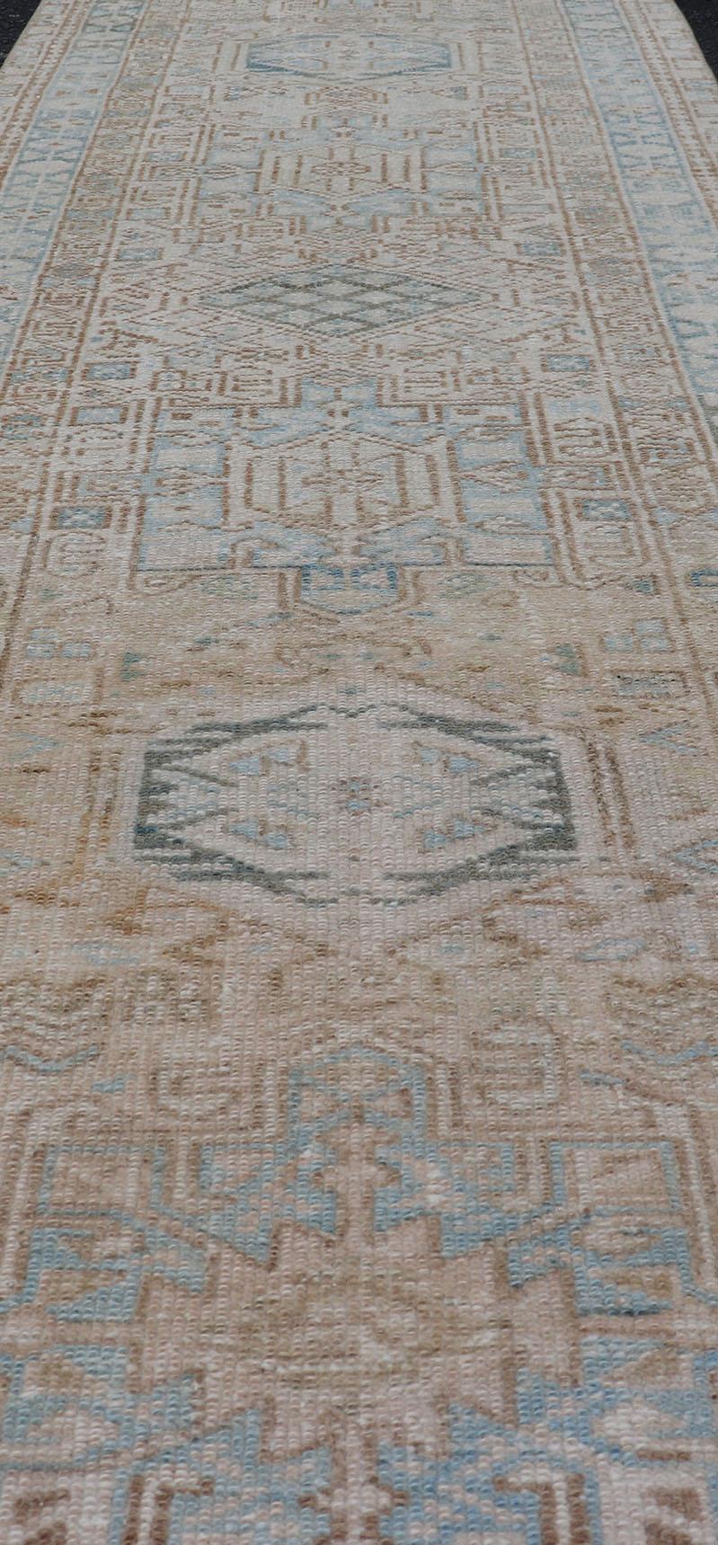 Alfombra persa vintage Karadjeh con medallones en tonos tierra y azul claro siglo XX