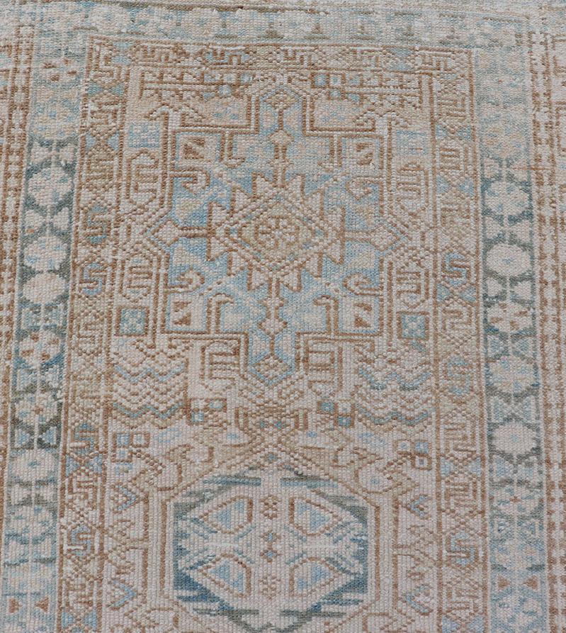 Alfombra persa vintage Karadjeh con medallones en tonos tierra y azul claro 1