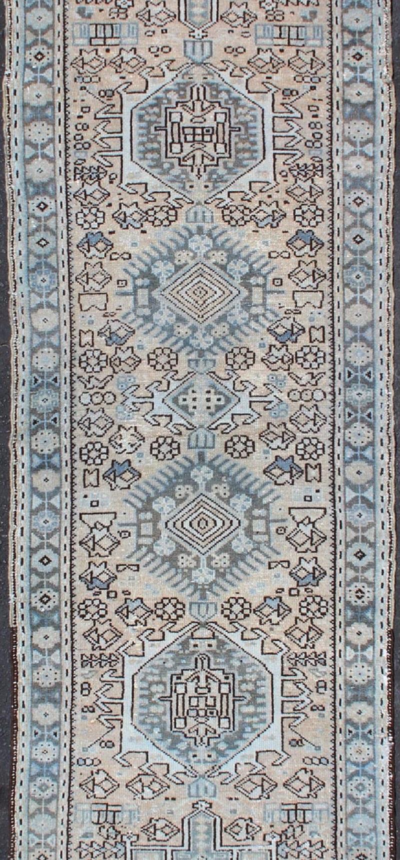 Tribal Tapis de couloir court persan vintage Karadjeh à motifs géométriques