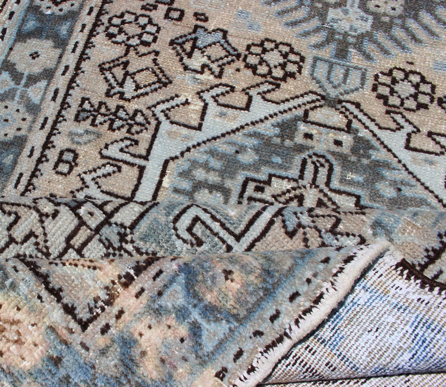 Noué à la main Tapis de couloir court persan vintage Karadjeh à motifs géométriques