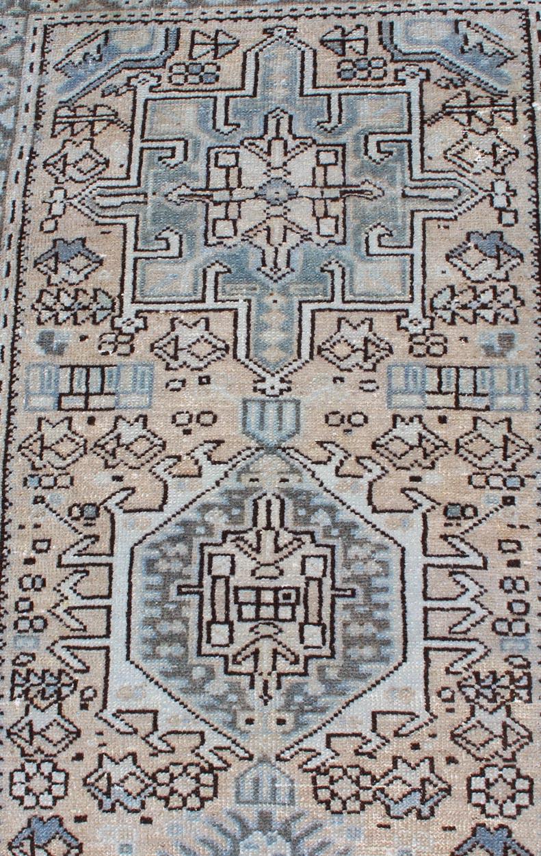 Tapis de couloir court persan vintage Karadjeh à motifs géométriques Bon état à Atlanta, GA
