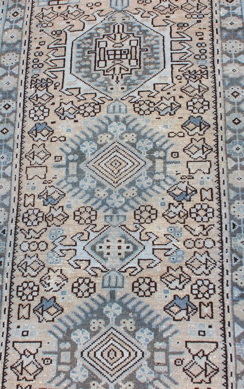 Milieu du XXe siècle Tapis de couloir court persan vintage Karadjeh à motifs géométriques